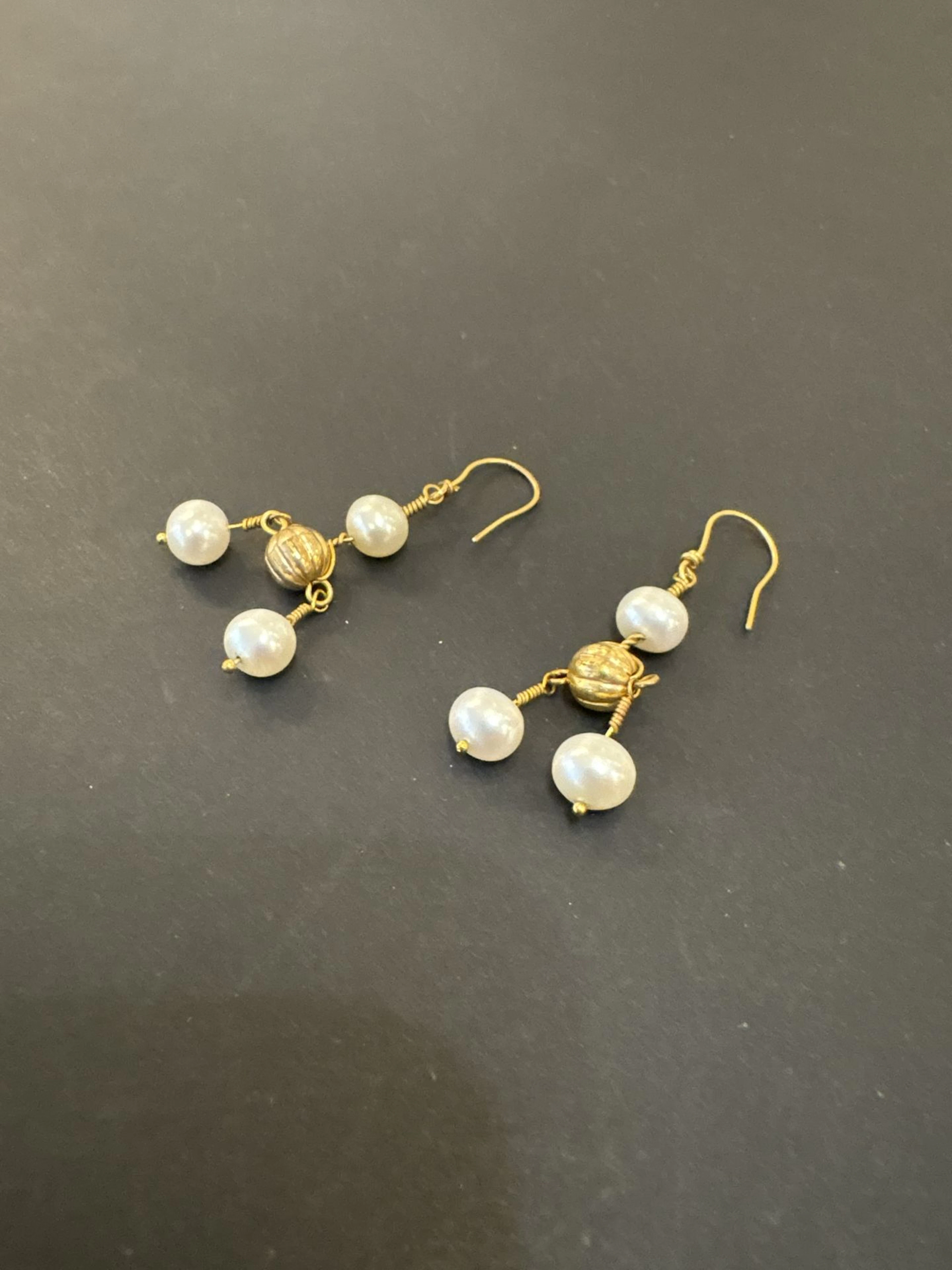 Élégante paire de boucles d’oreille dans le style antique co - Lot 113