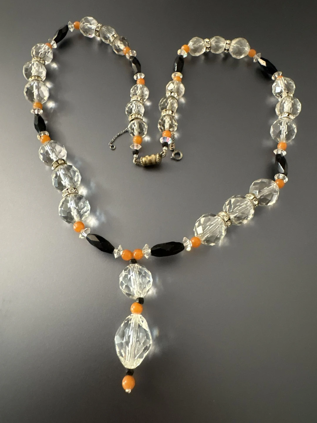 Vers 1930 - ART DÉCO - Dans le goût des bijoux CHANEL. Beau - Lot 167