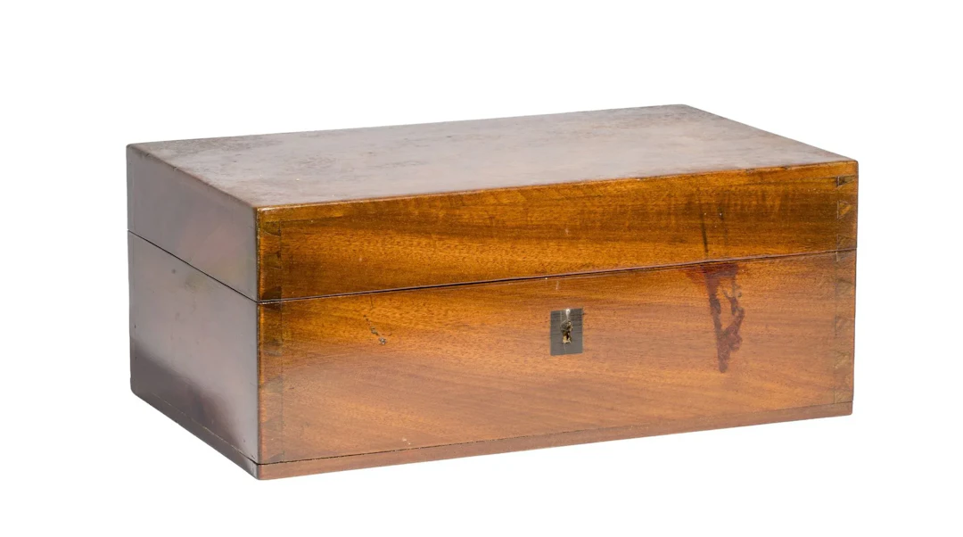 Grand coffret rectangulaire en acajou. Entrée de serrure en - Lot 403