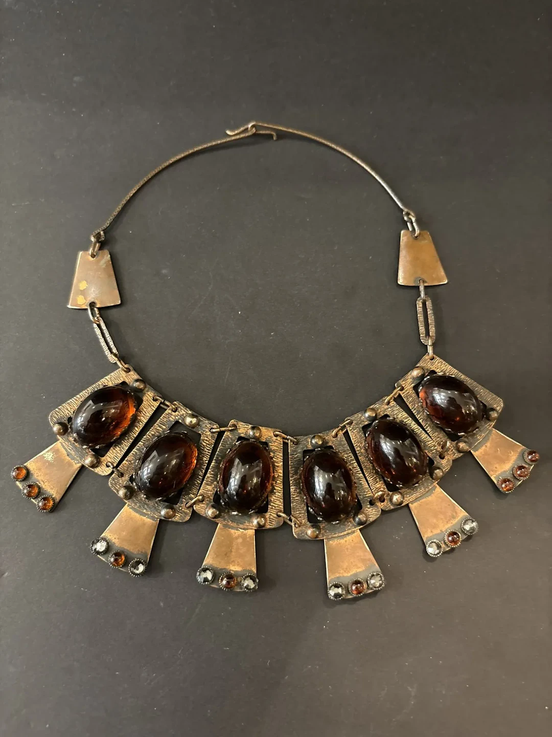 Important collier plastron moderniste en métal, cabochon cog - Lot 198