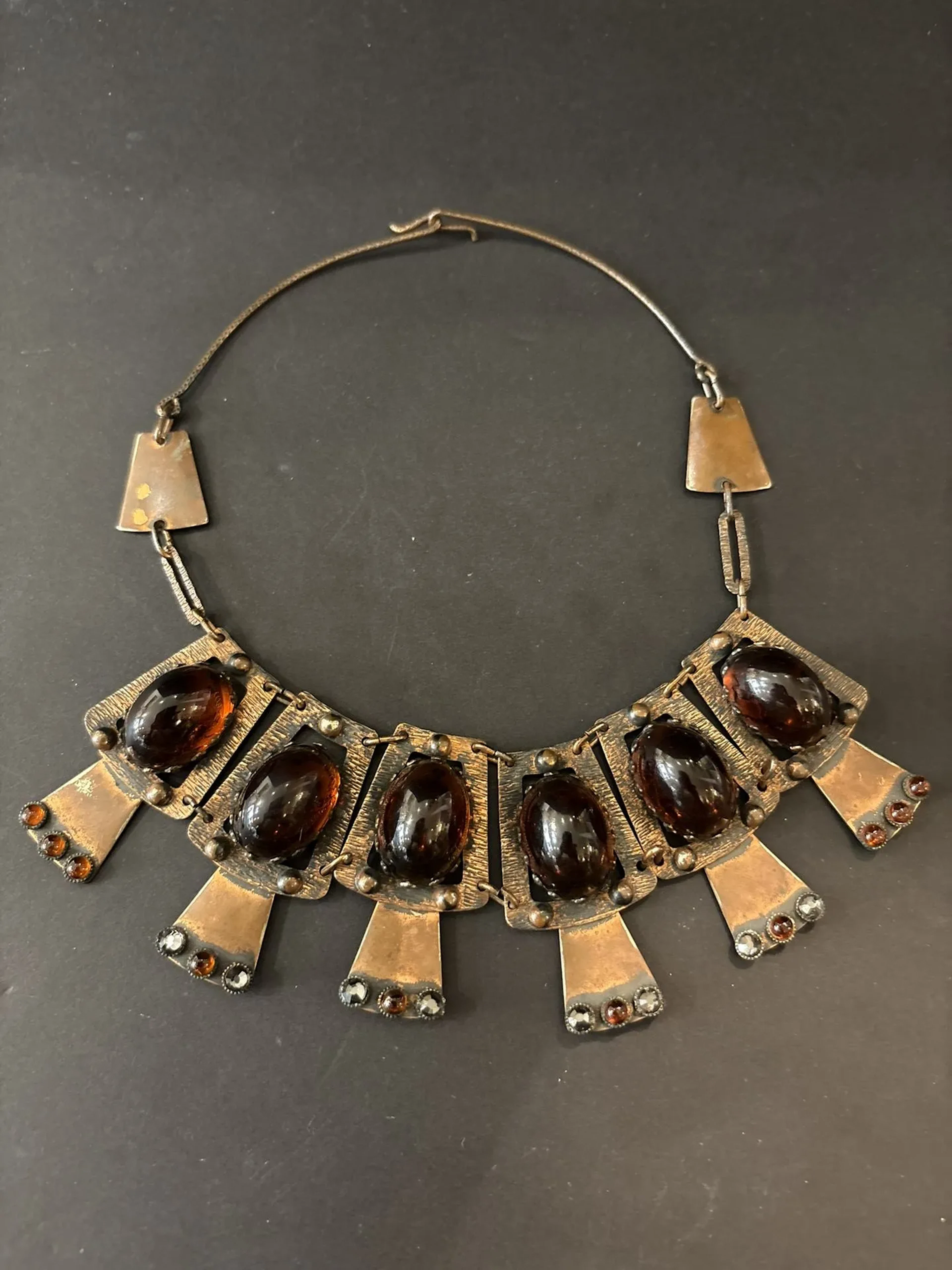 Important collier plastron moderniste en métal, cabochon cog - Lot 198