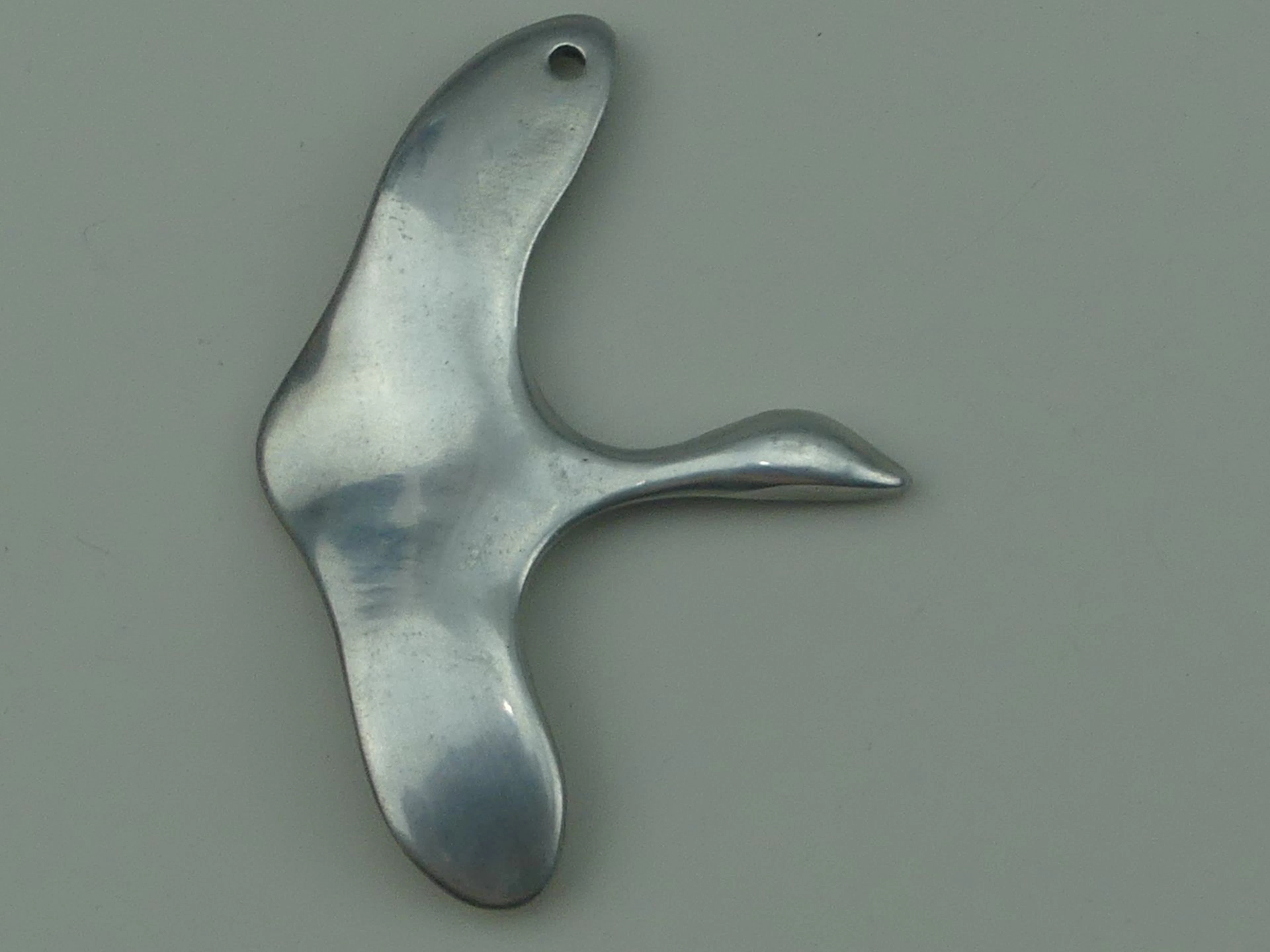 HOSELTON Canada. Large pendentif oiseau en aluminium. Signé. - Lot 462