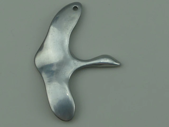 HOSELTON Canada. Large pendentif oiseau en aluminium. Signé. - Lot 462