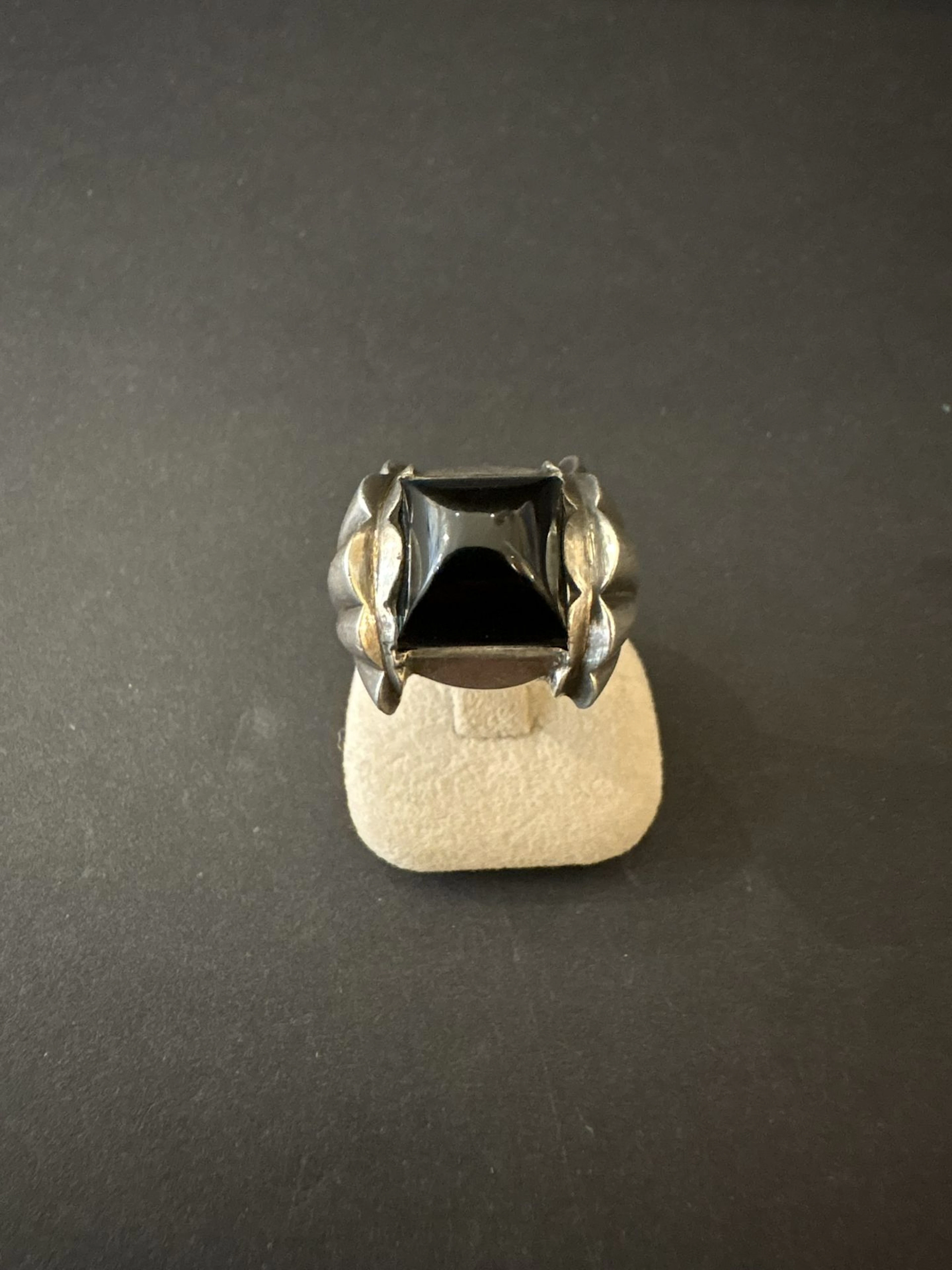 JULG. Bague Art Déco sertie d’un onyx pain de sucre bordé de - Lot 180
