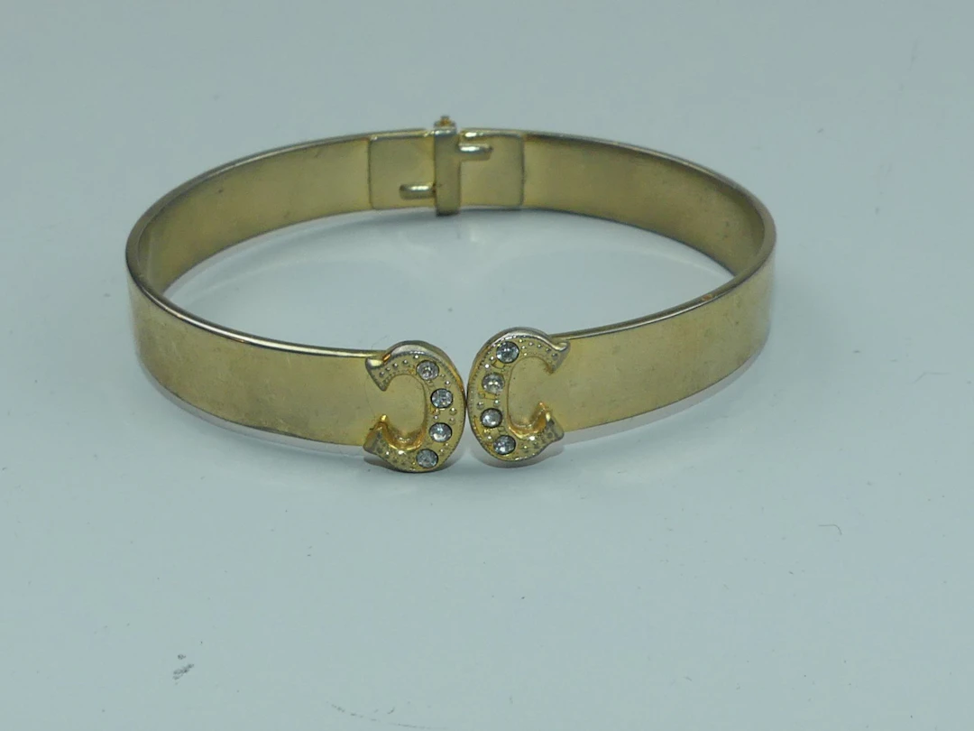 CHANEL (dans le goût de). Bracelet aux deux C avec strass en - Lot 353