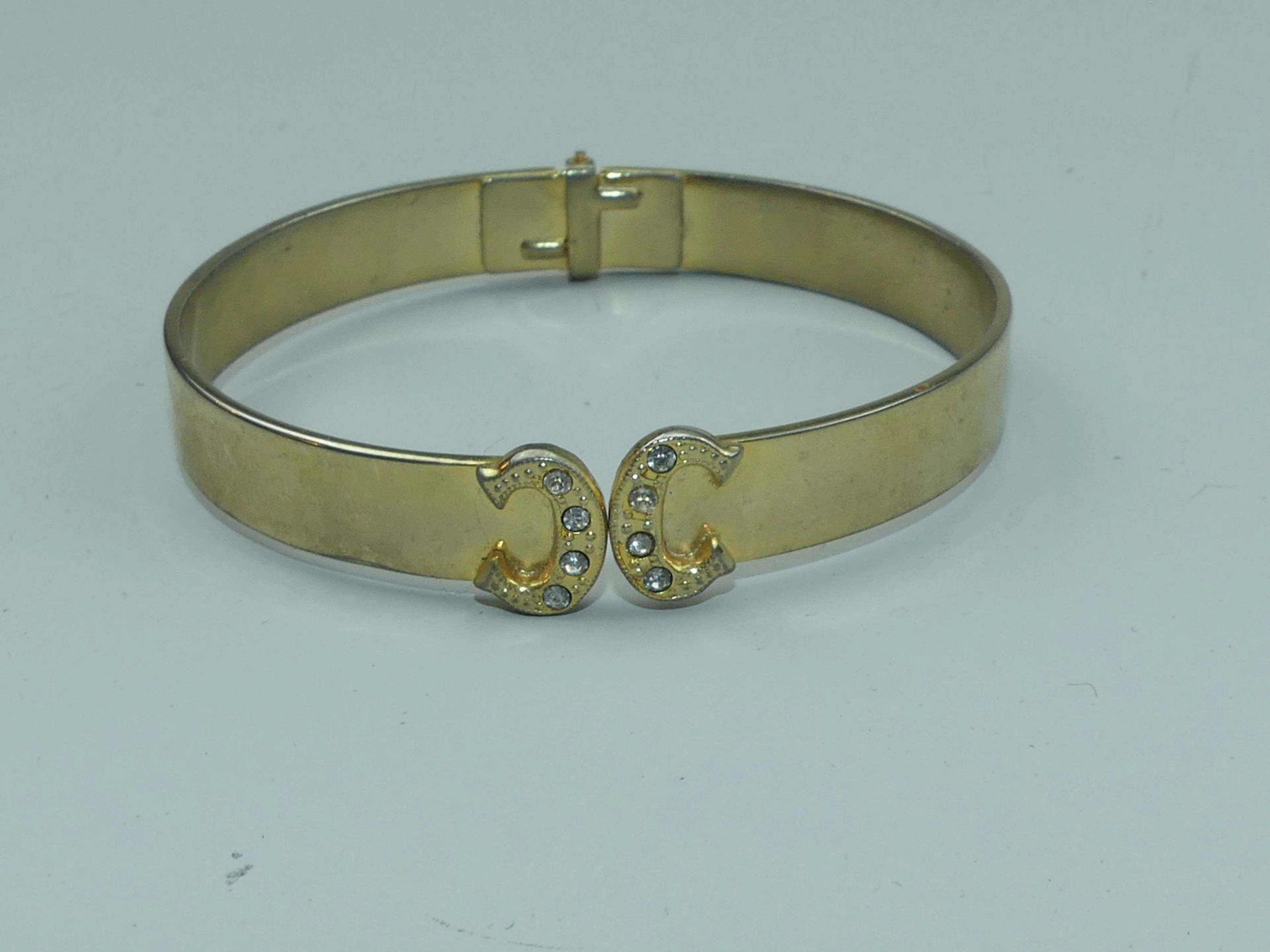 CHANEL (dans le goût de). Bracelet aux deux C avec strass en - Lot 353