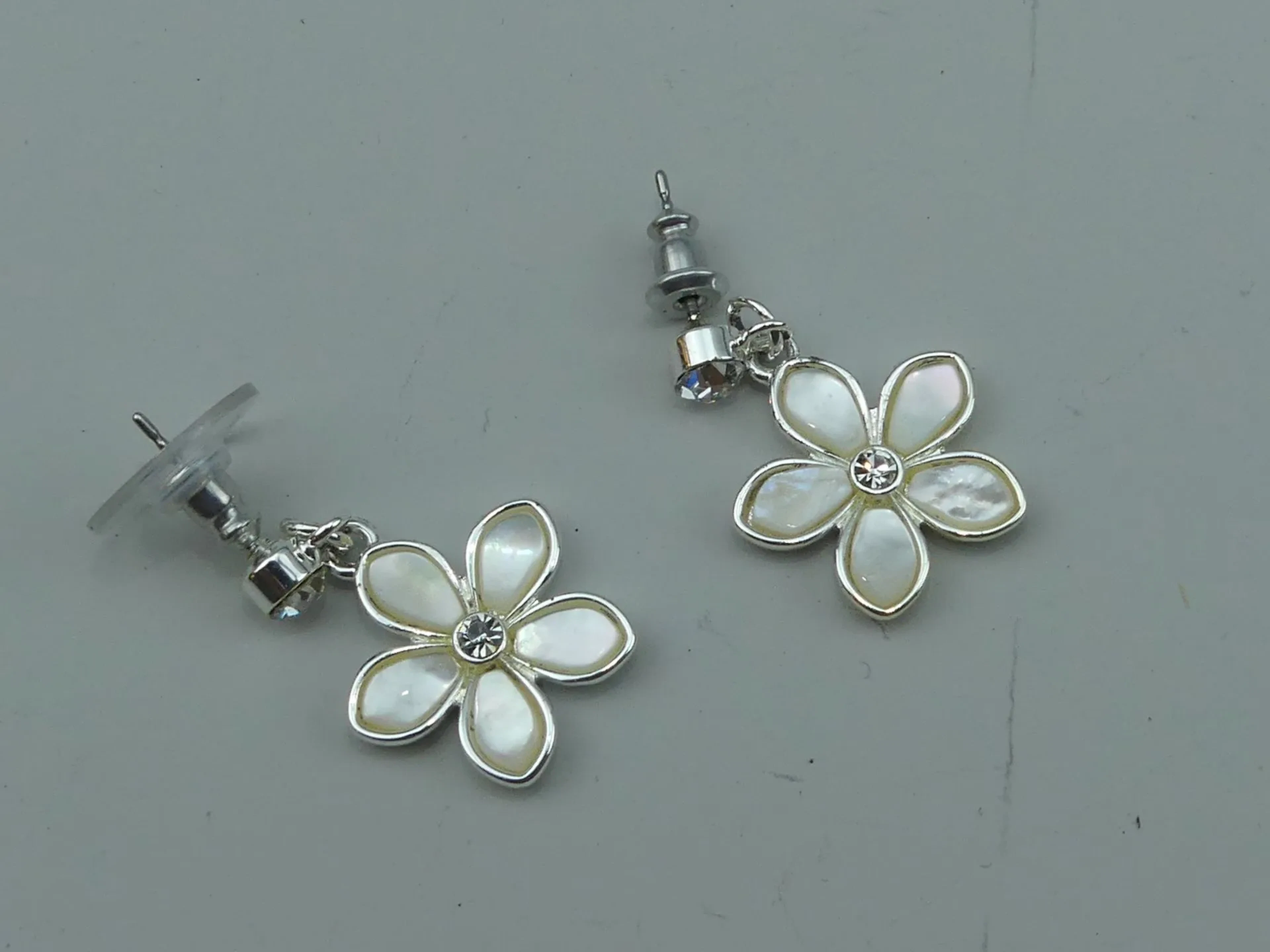 MONET. Paire de boucles d'oreilles formant fleur, les pétale - Lot 388