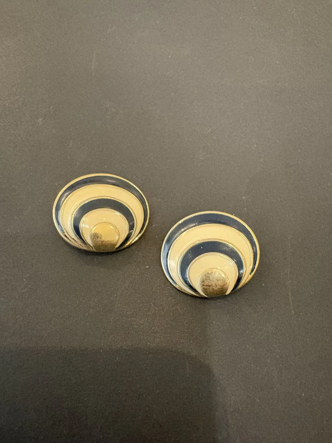 NINA RICCI : Paire de clips d'oreilles en métal doré et émai - Lot 93