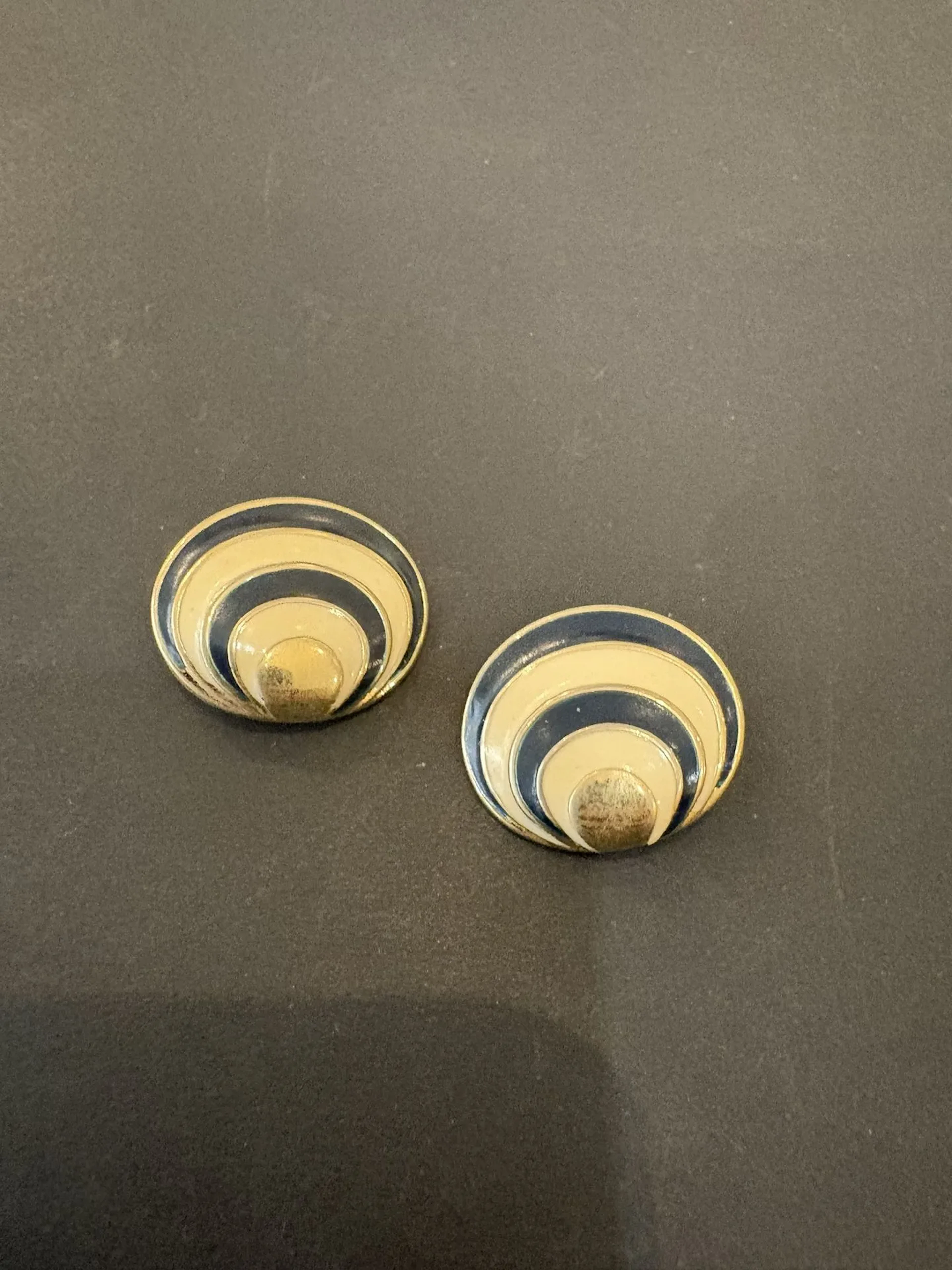 NINA RICCI : Paire de clips d'oreilles en métal doré et émai - Lot 93