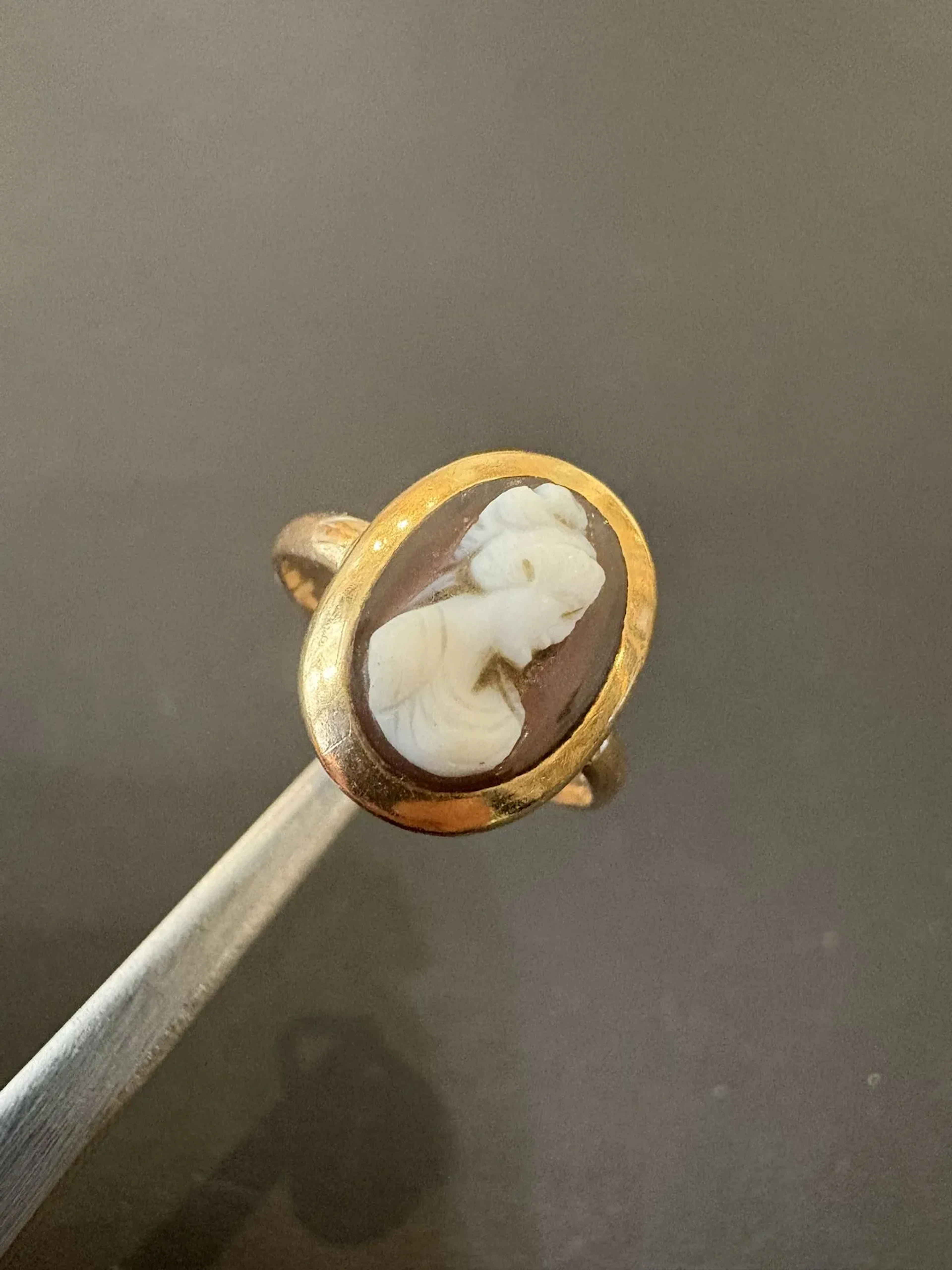 Bague en or jaune 750°/°° et camée agate. Le motif mesure 1, - Lot 2