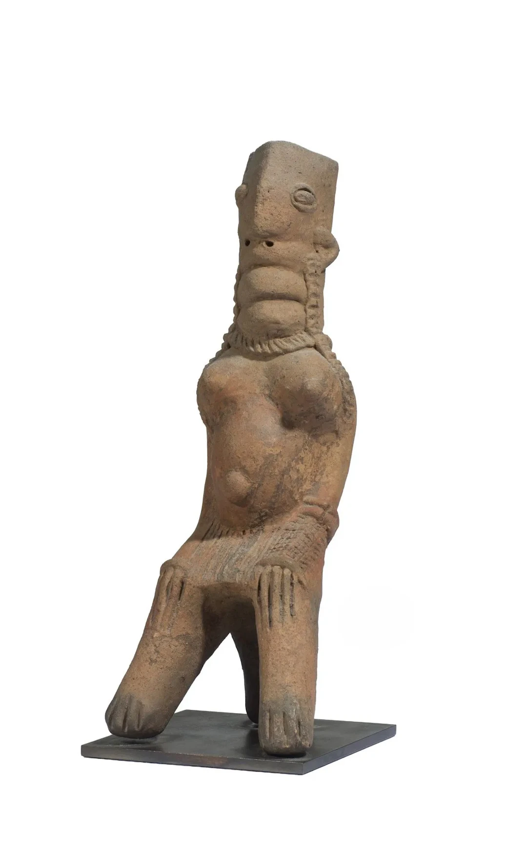 Statuette féminine assise, les deux bras reposant sur les ge - Lot 334