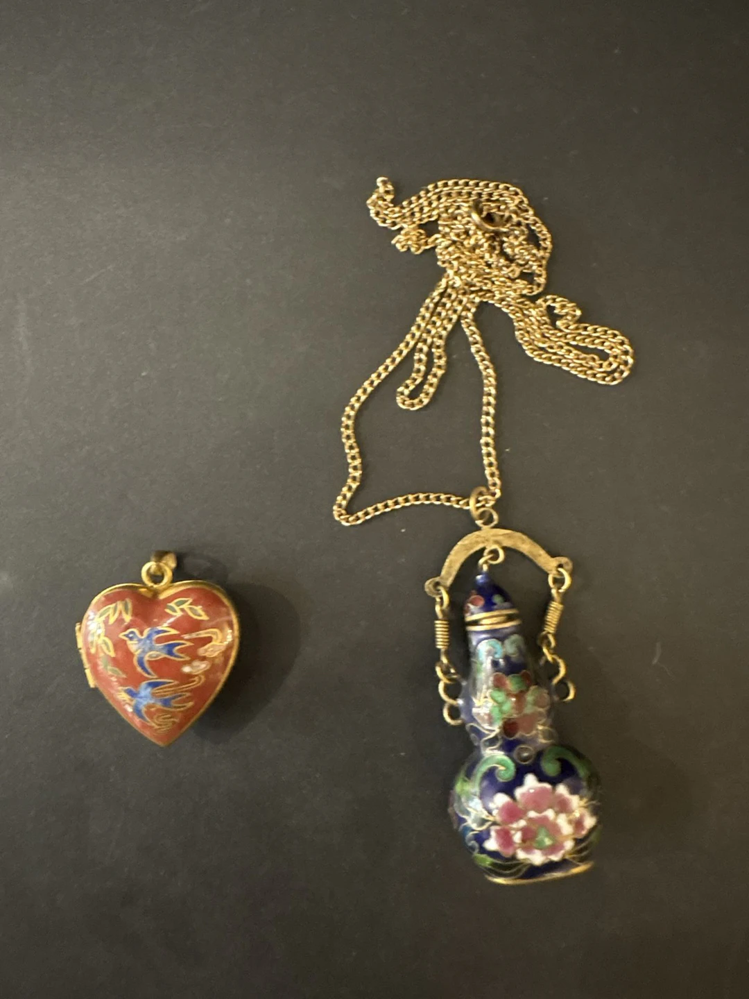 Collier et son pendentif de style asiatique en forme de vase - Lot 188