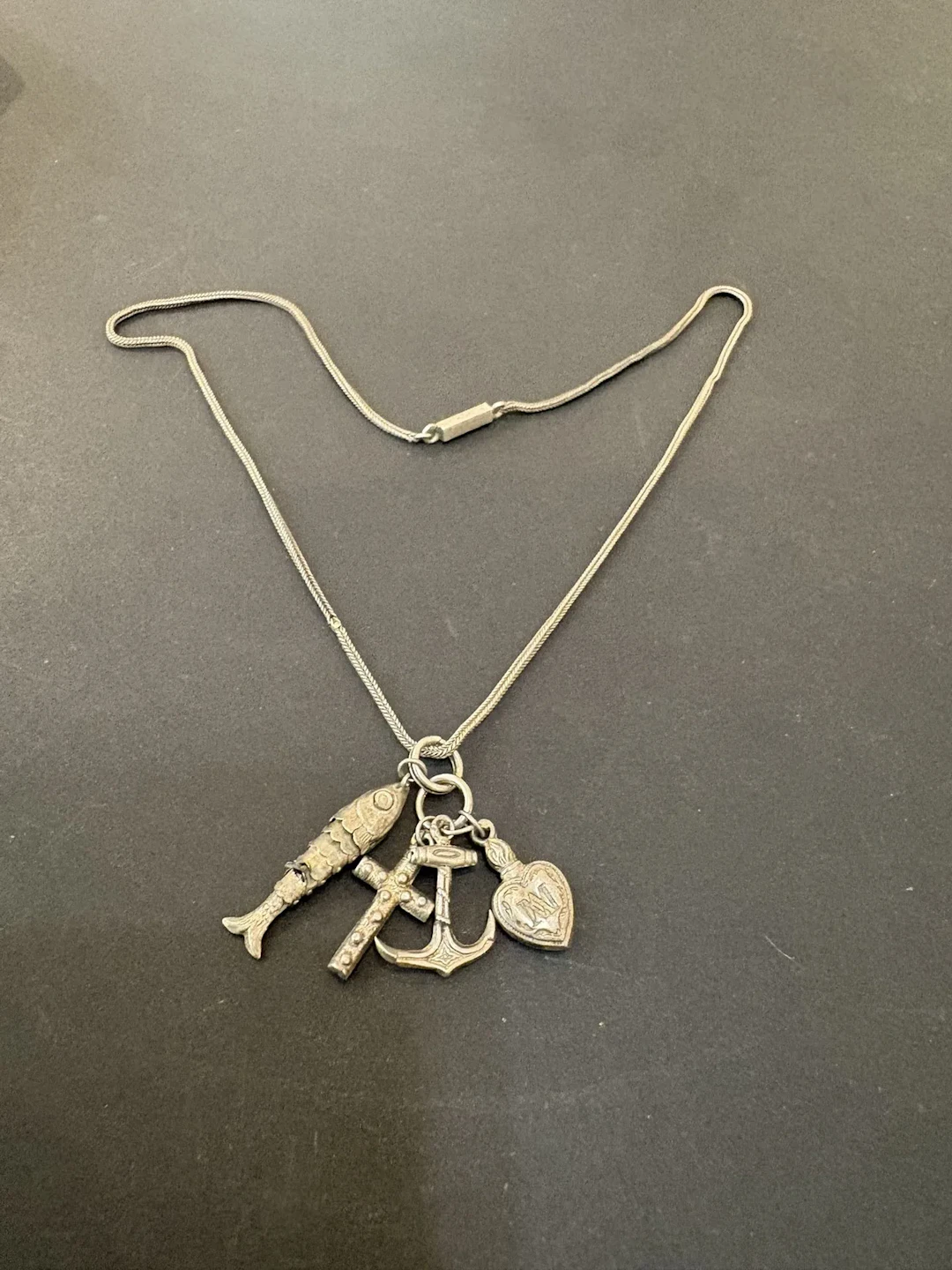 Chaîne et pendentif en argent 800°/°° (sanglier). Poids : 6 - Lot 97