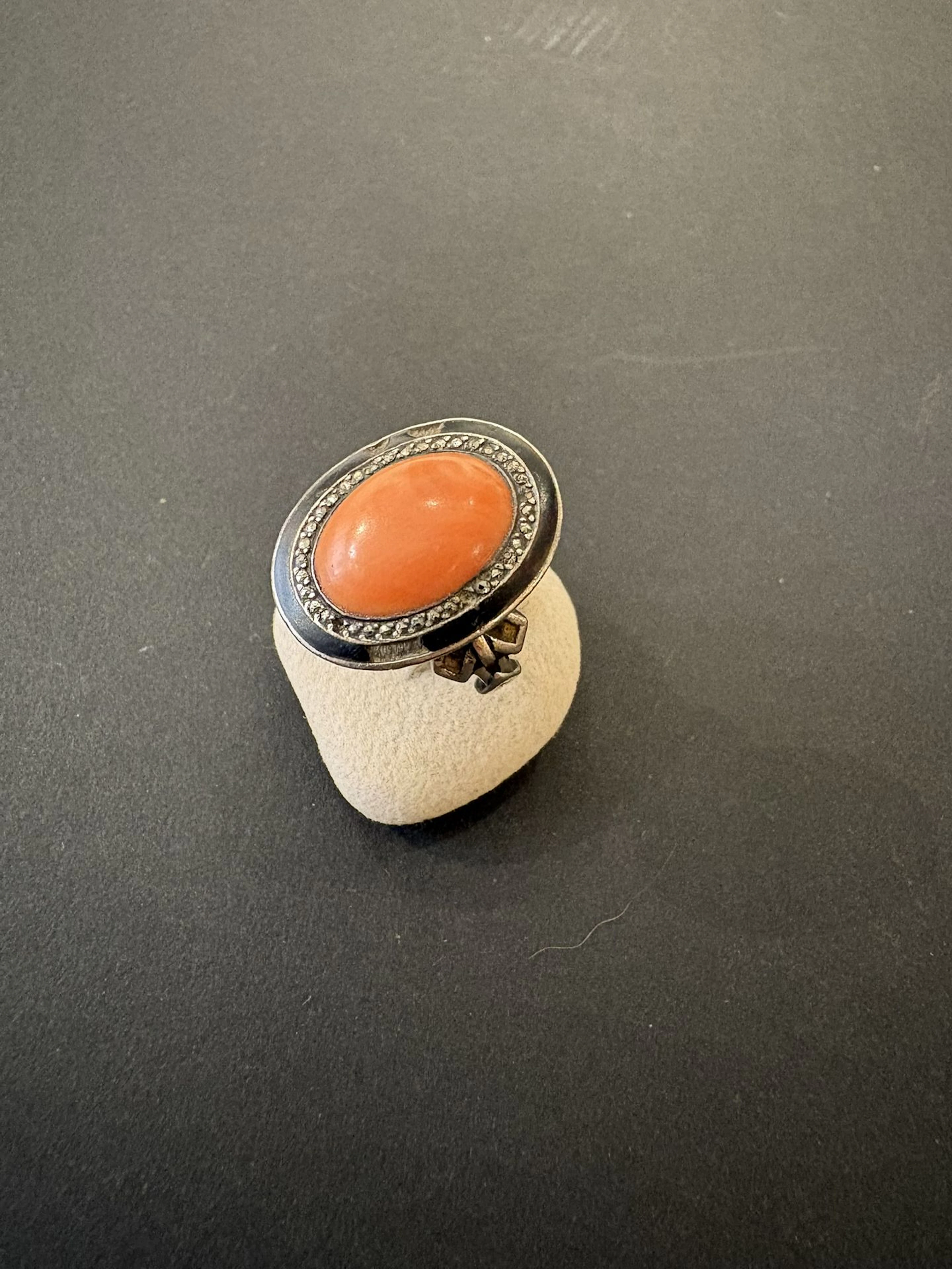 Ancienne bague en argent 800°/°° (sanglier), corail, émail n - Lot 103