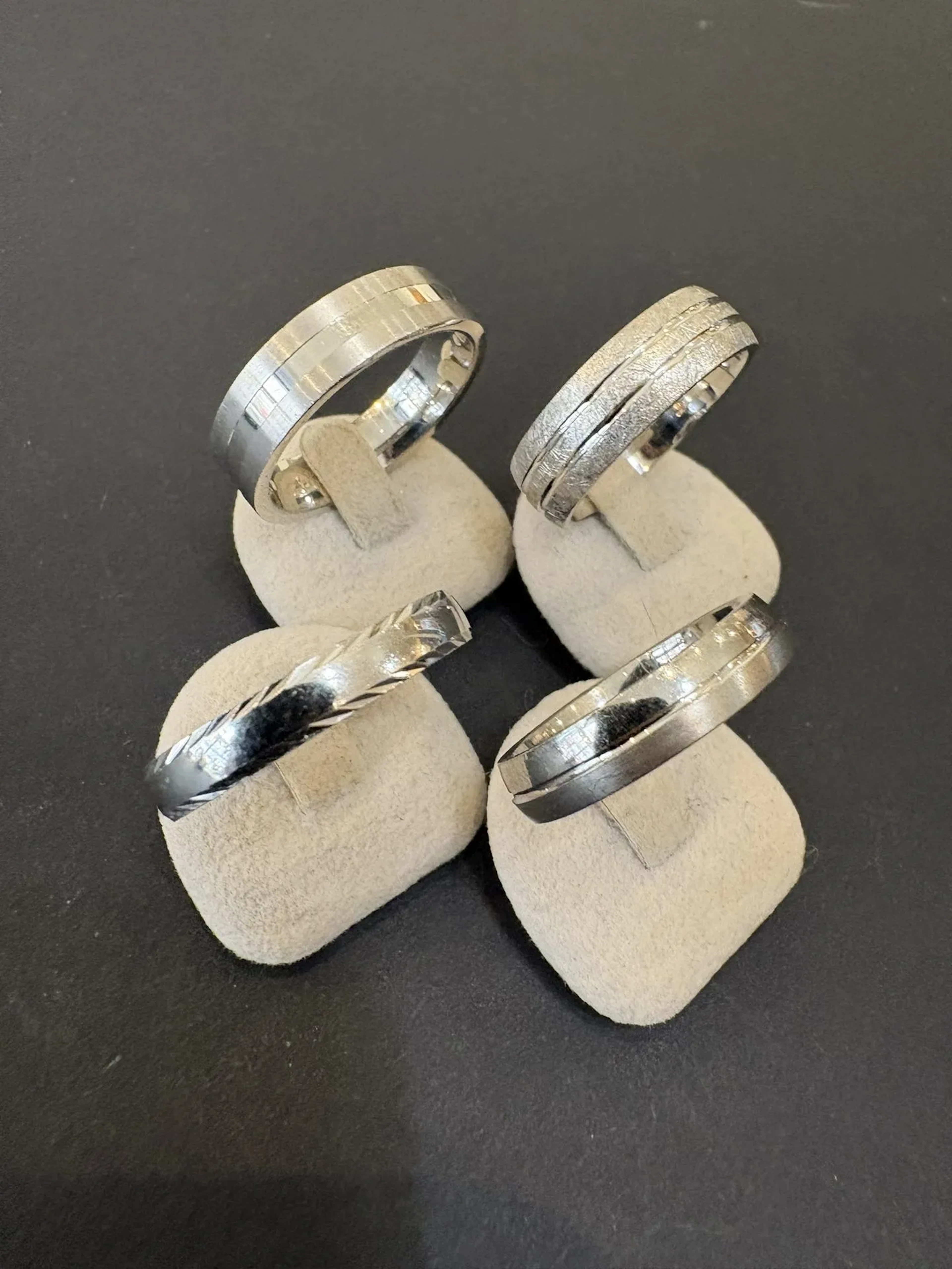 Quatre bagues en argent 925°/°°. Tailles : 69-62-68-60. Poid - Lot 80