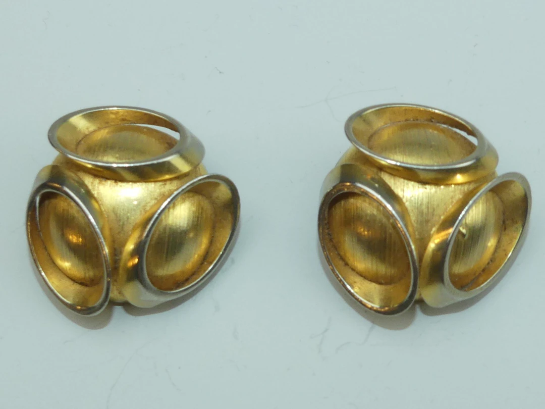 Pierre CARDIN (attribué à). Paire de boucles d'oreilles futu - Lot 368