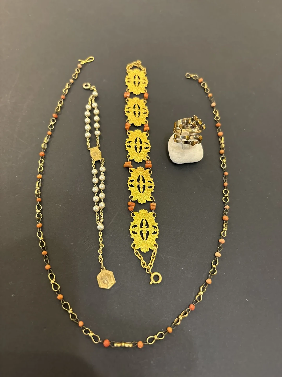 Ensemble de bijoux anciens et vintages comportant deux brace - Lot 119