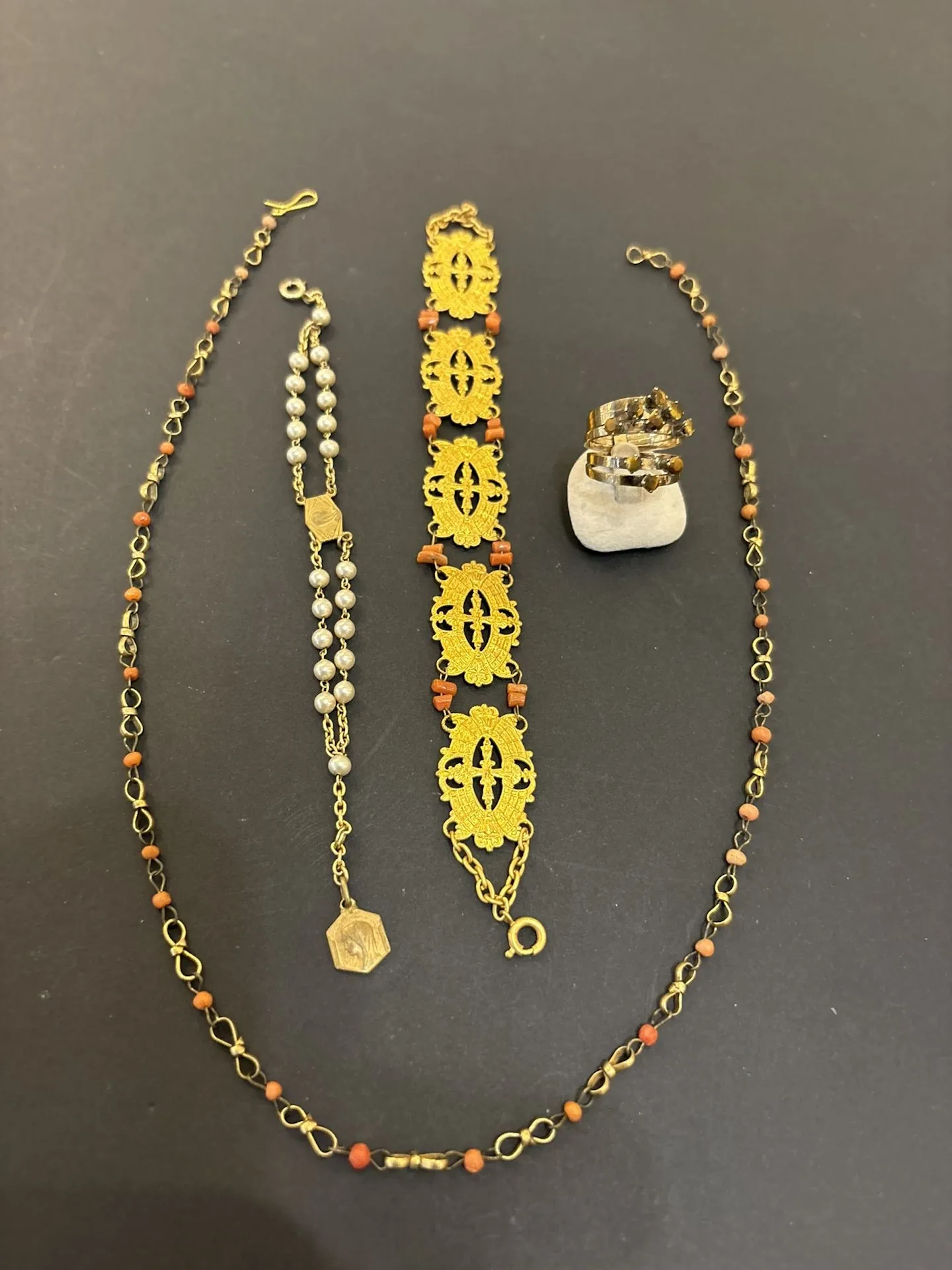 Ensemble de bijoux anciens et vintages comportant deux brace - Lot 119