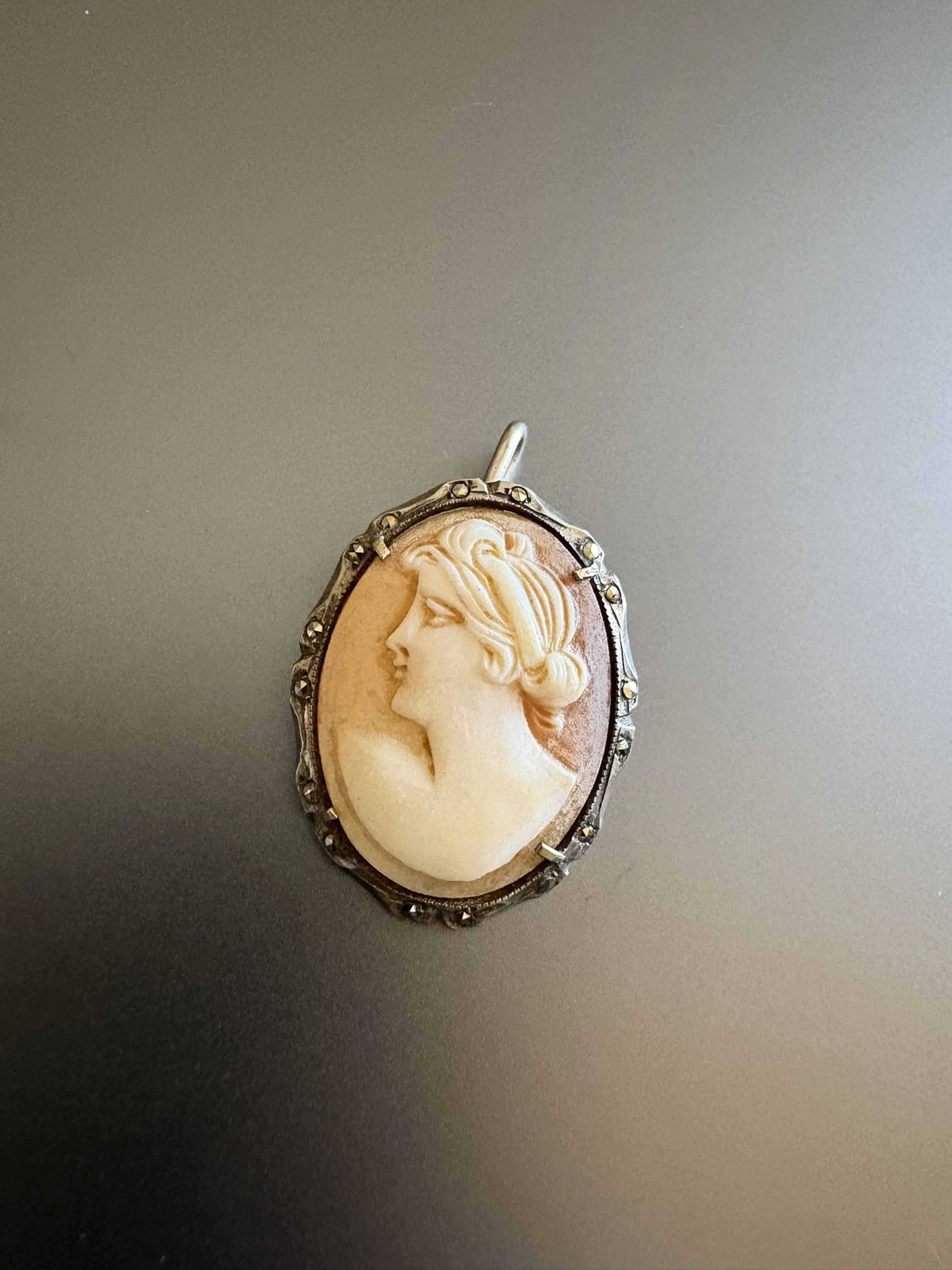 Broche pendentif en argent 800°/°° et camée coquille. Dimens - Lot 130