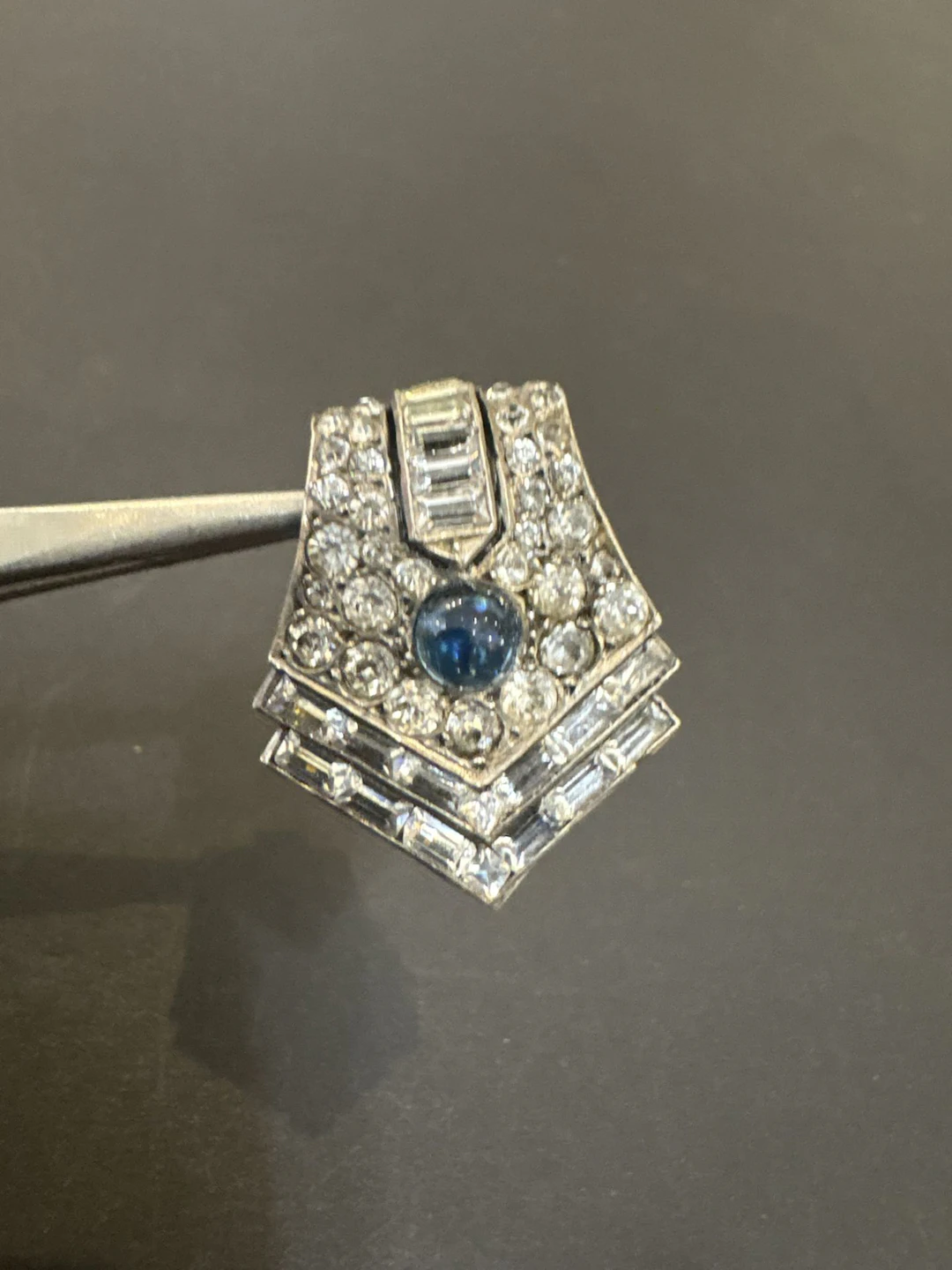 Clip de revers en argent Art Déco écusson stylisé serti de s - Lot 105