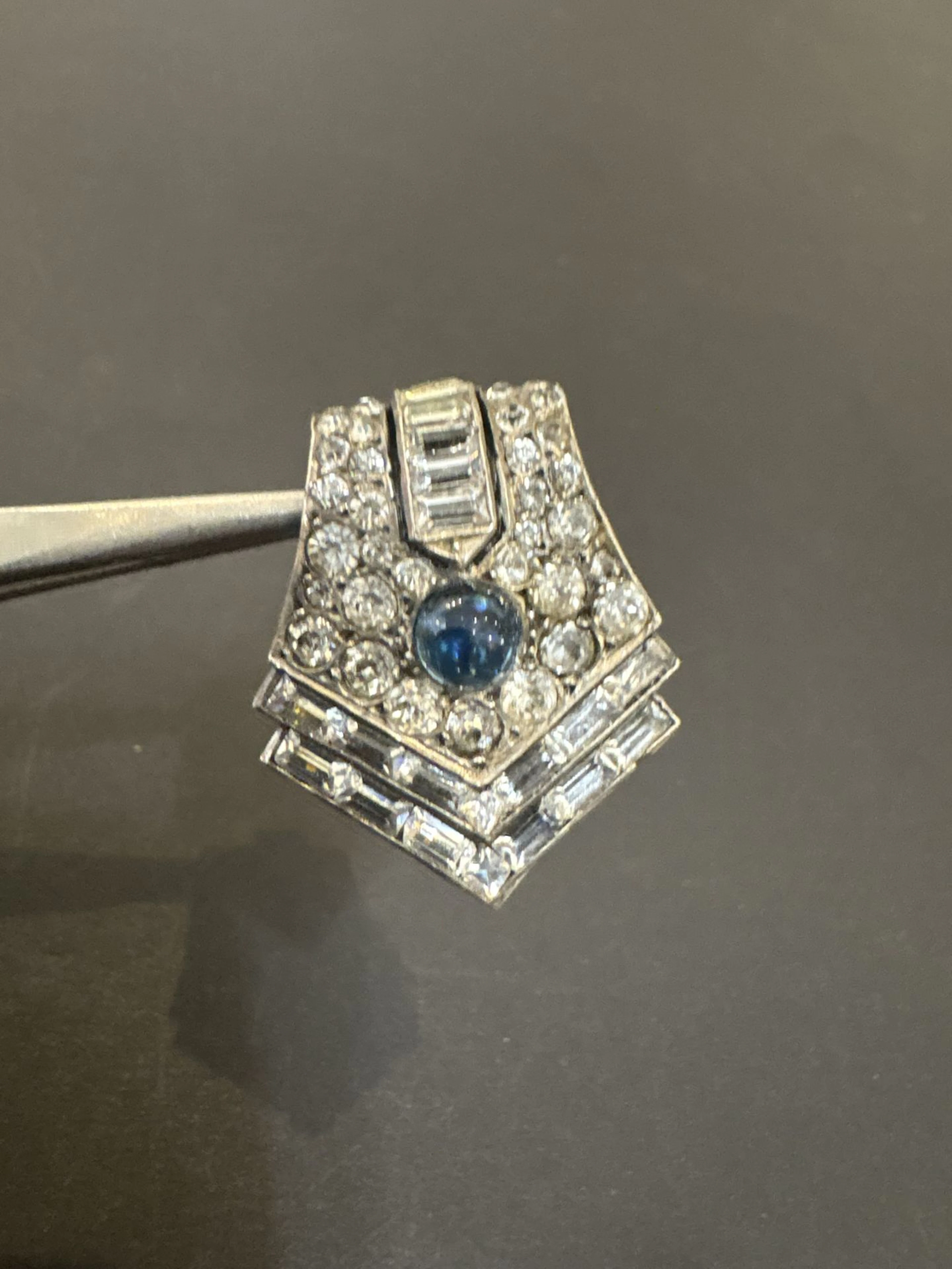 Clip de revers en argent Art Déco écusson stylisé serti de s - Lot 105