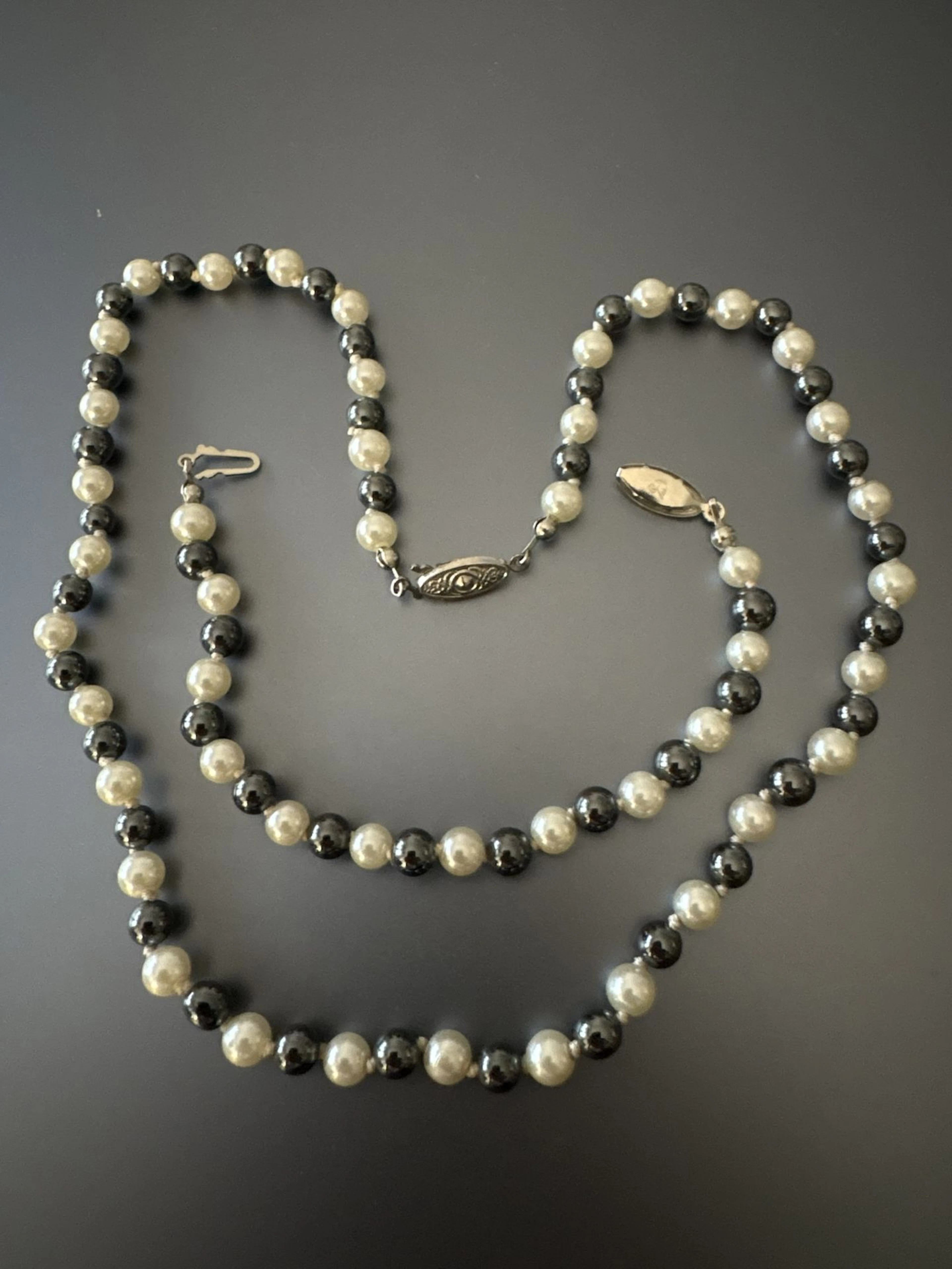 SWAROVSKI. Collier et bracelet vintage en perles d'hématite - Lot 259