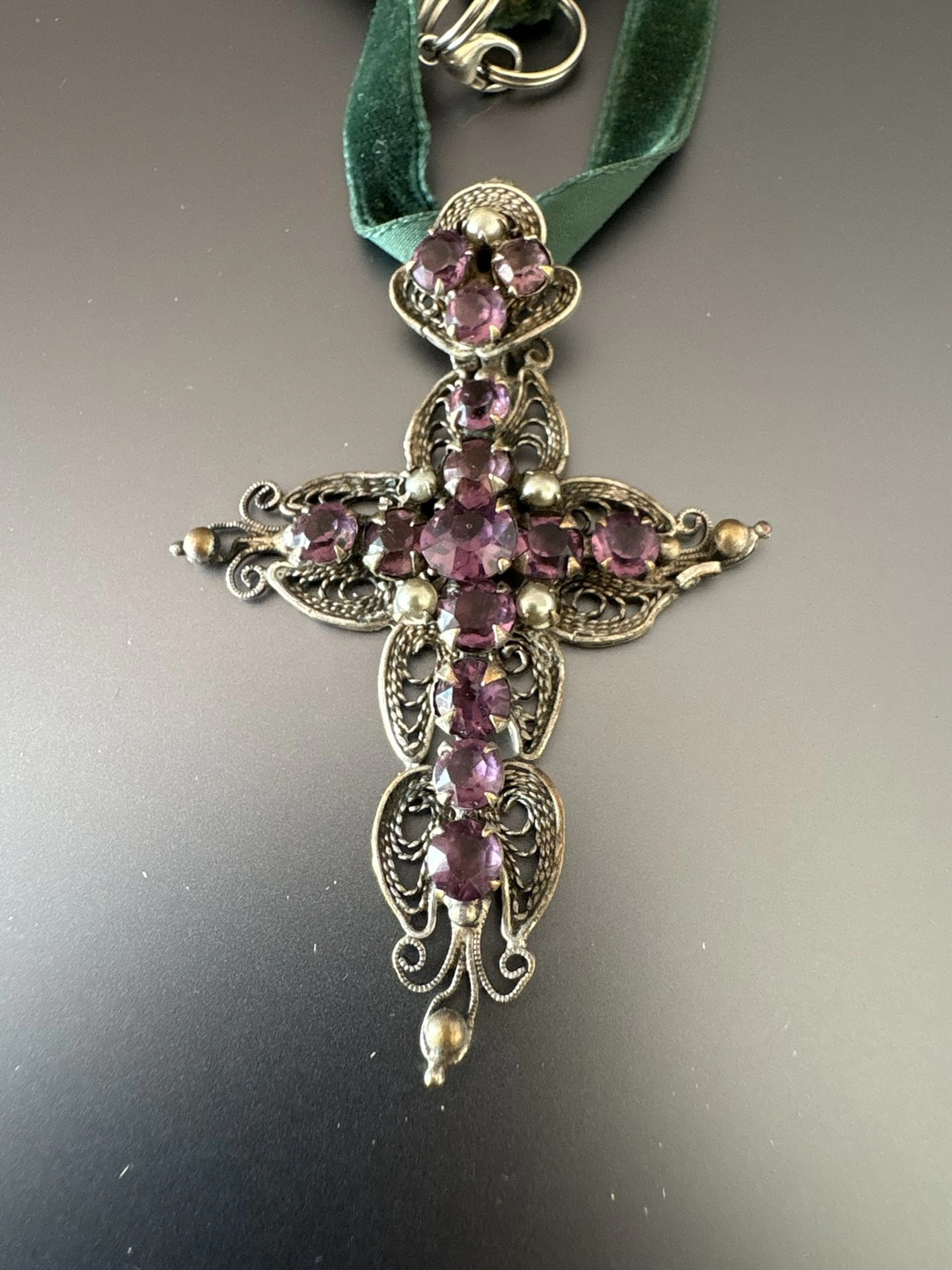 Début XXe siècle. Grande croix en métal verre mauve et perle - Lot 148