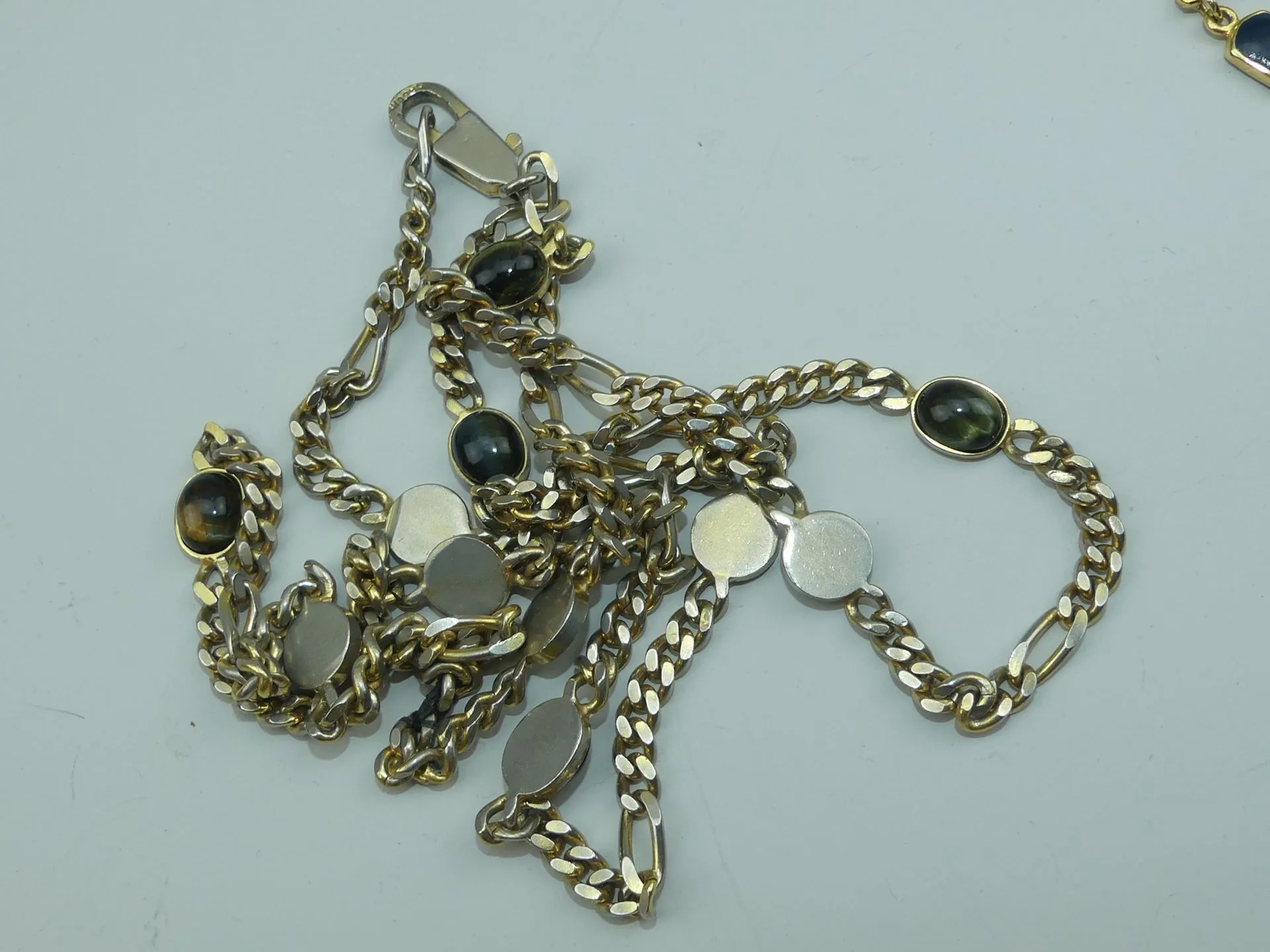 CASCIO Couture. Sautoir vintage en métal doré ponctué de cab - Lot 360