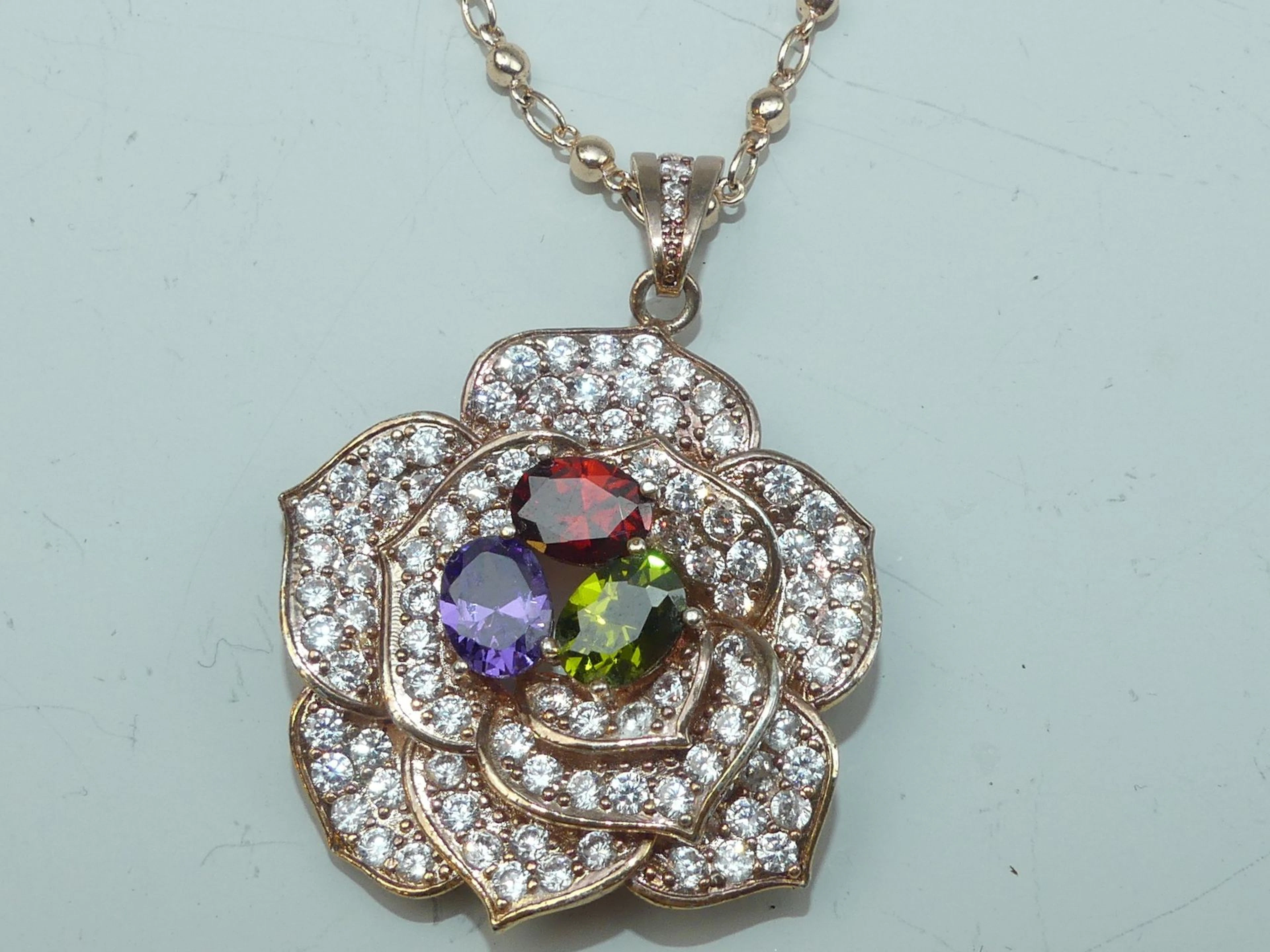 ANGEL. Collier avec pendentif fleur orné de strass et de pie - Lot 426