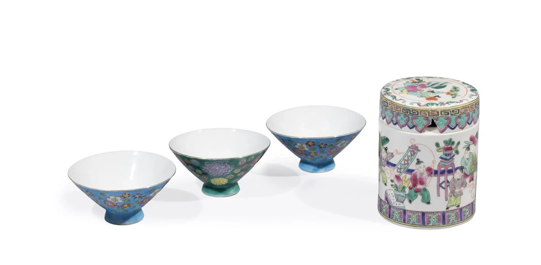 Lot comprenant une boite à thé en porcelaine à décor polychr - Lot 287