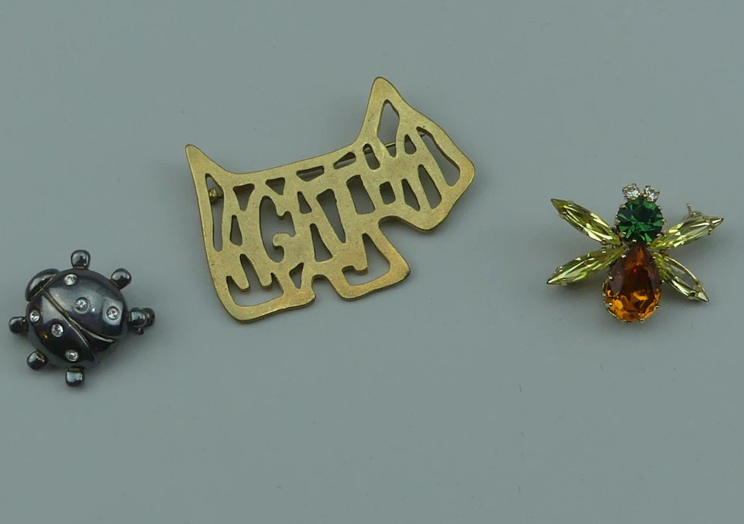 AGATHA. 3 broches figurant un chien, une coccinelle et un pa - Lot 346