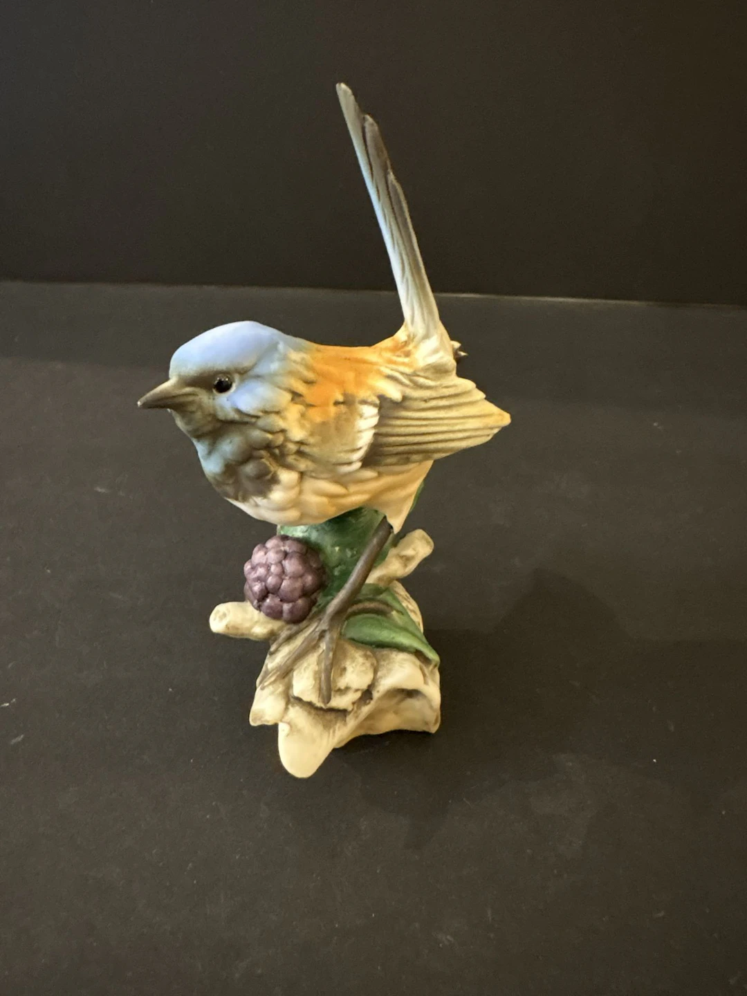 CAPODIMONTE. Oiseau bleu en biscuit. - Lot 309
