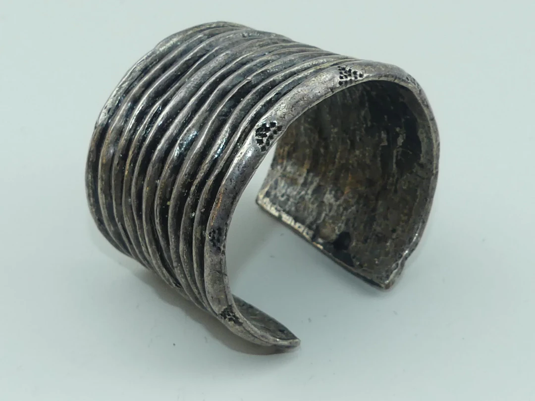 METAL POINTU'S. Bracelet manchette en bronze argenté. Signé - Lot 375