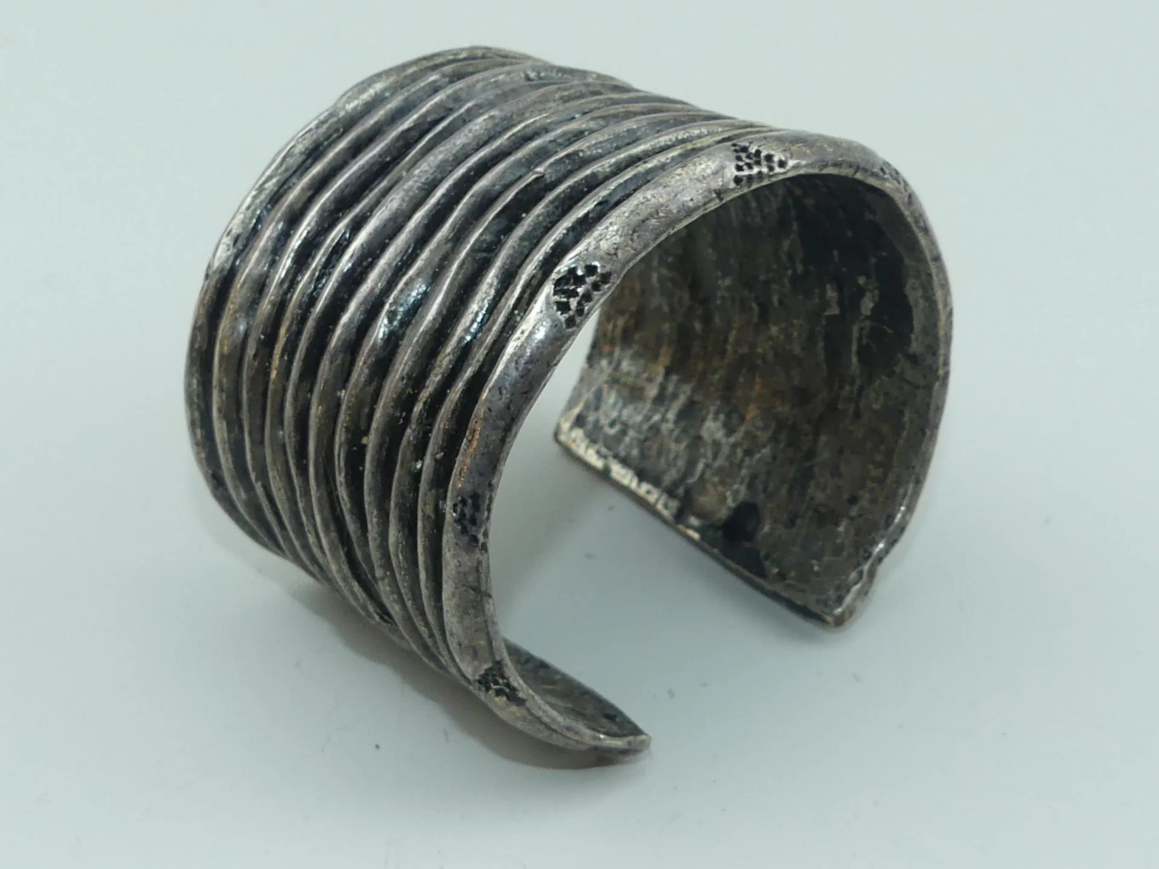 METAL POINTU'S. Bracelet manchette en bronze argenté. Signé - Lot 375