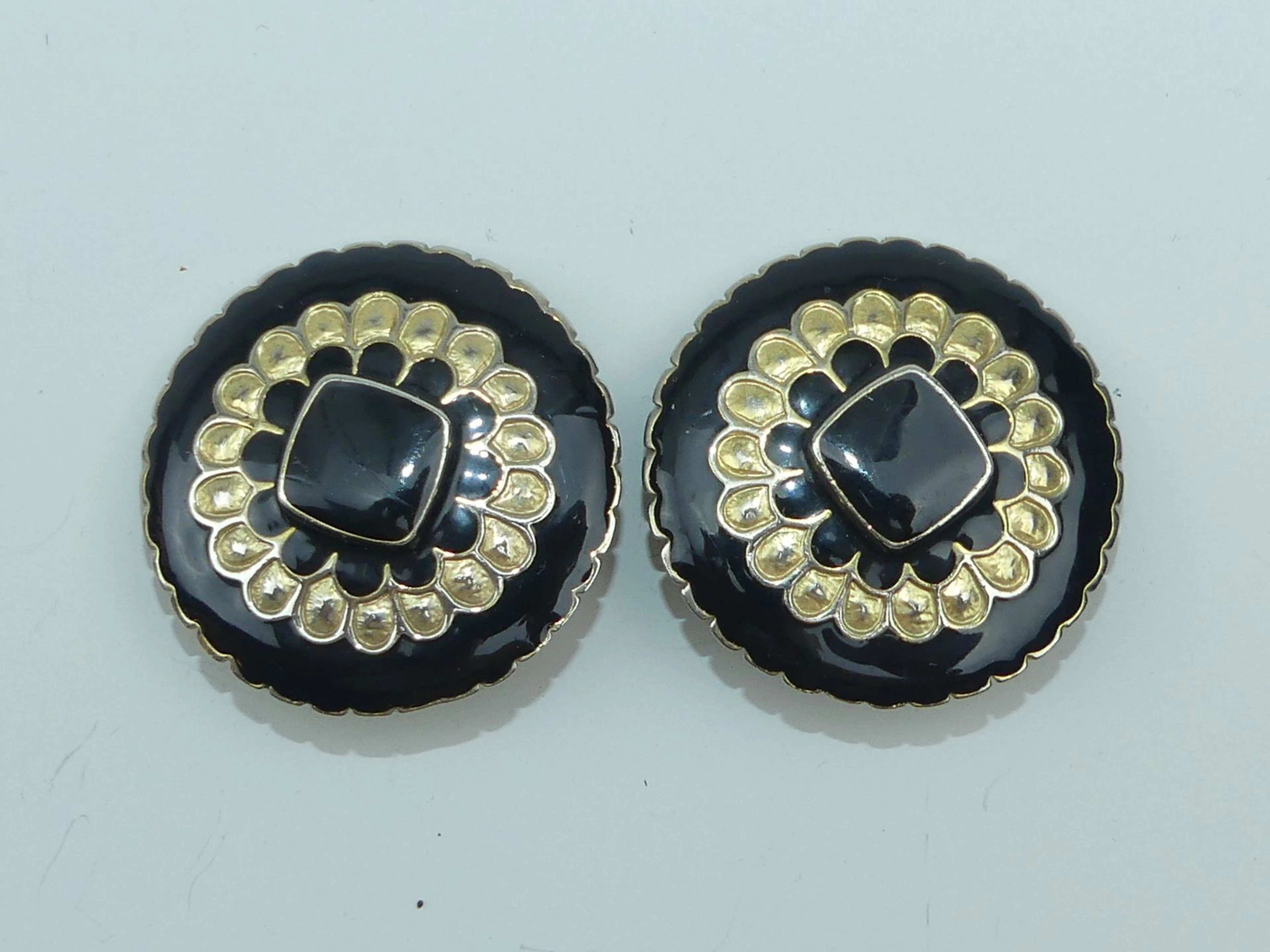 DICK Co. Paire de boucle d'oreilles en bronze doré et émaill - Lot 377