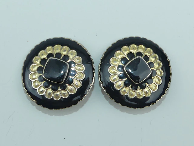 DICK Co. Paire de boucle d'oreilles en bronze doré et émaill - Lot 377