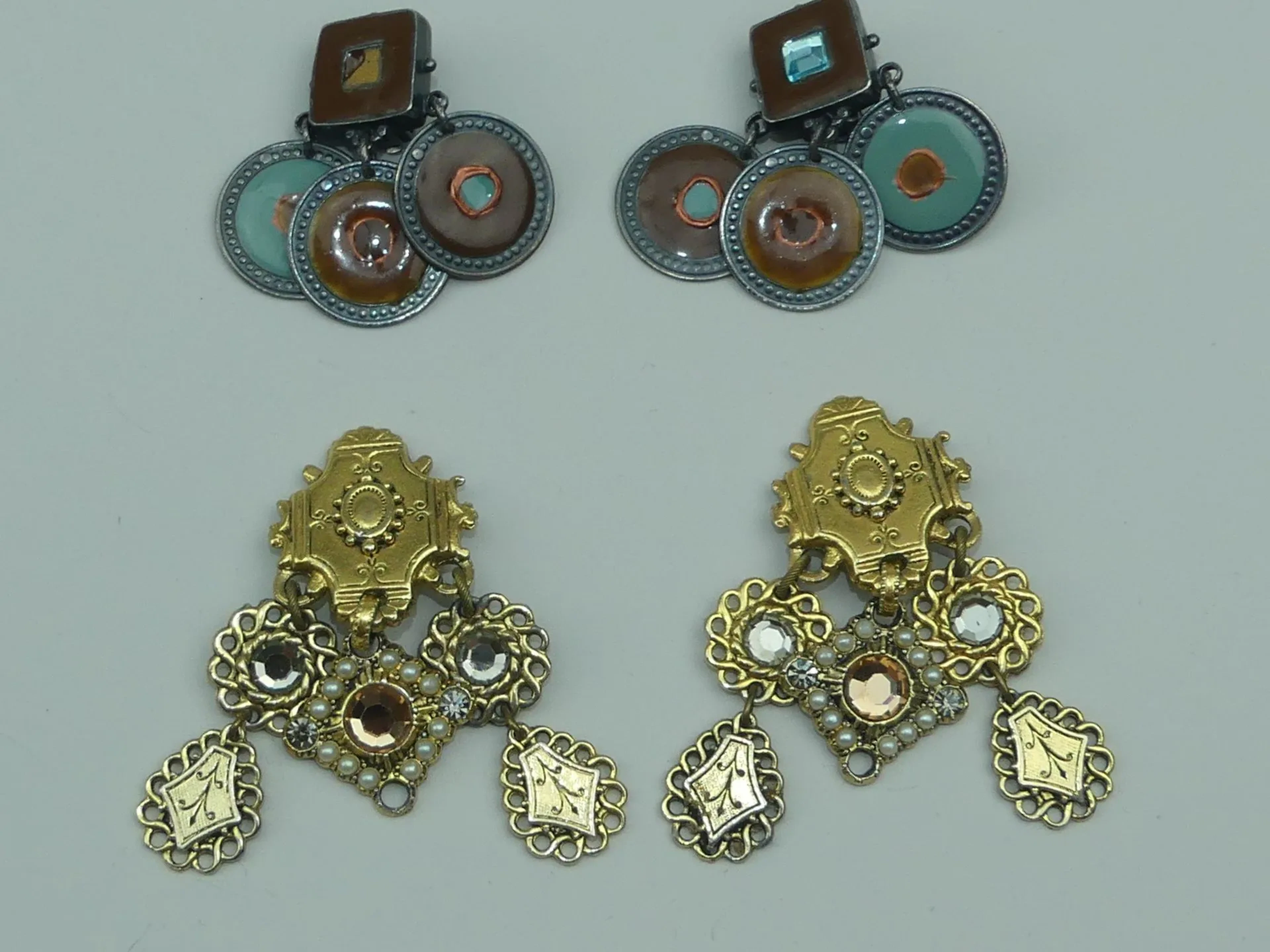 ZOE COSTE – GAS Bijoux. 2 paires de boucles d'oreilles à pen - Lot 367