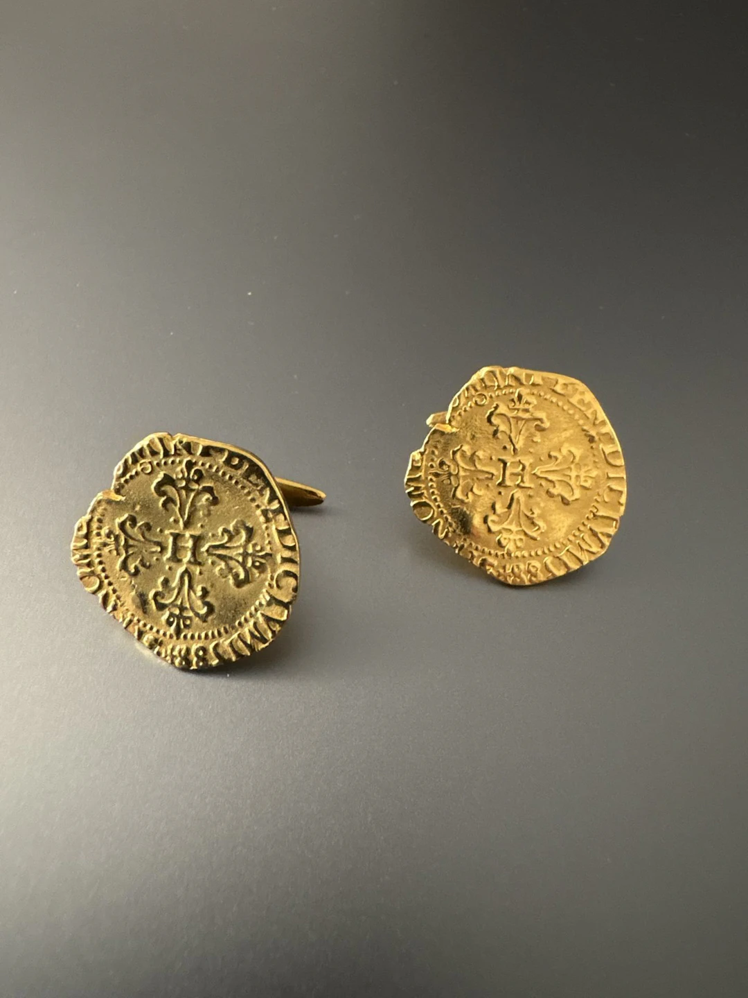 Vers 1950. Belle paire de boutons de manchette «Fleur de lys - Lot 169