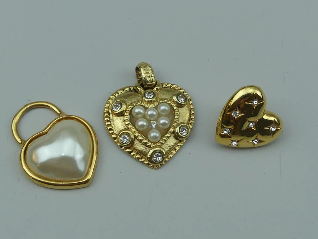 AGATHA – KOOKAI. 2 pendentifs coeur ornés de perles et stras - Lot 392