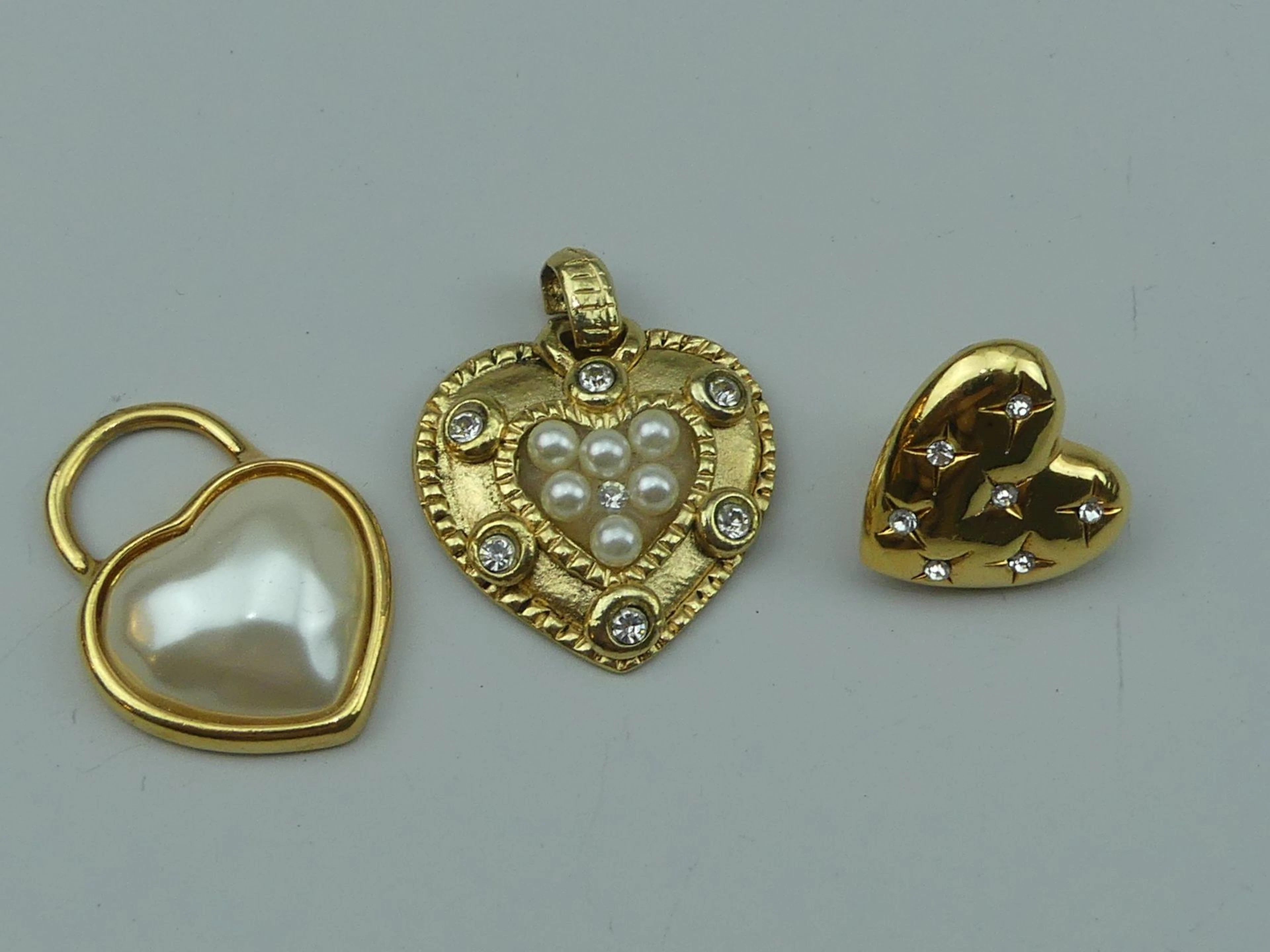 AGATHA – KOOKAI. 2 pendentifs coeur ornés de perles et stras - Lot 392