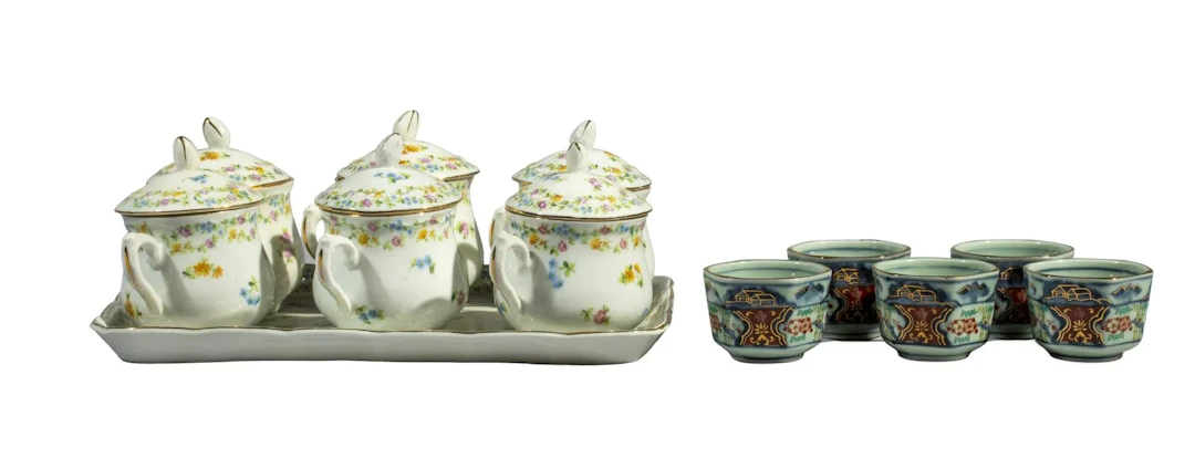 6 tasses à bouillons couvertes et leur plateau rectangulaire - Lot 284