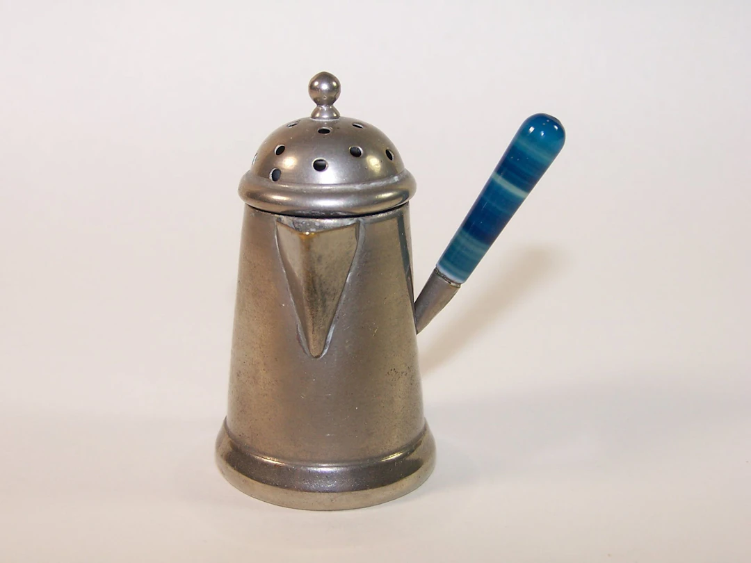 Salière en métal argenté en forme de verseuse, manche en aga - Lot 478