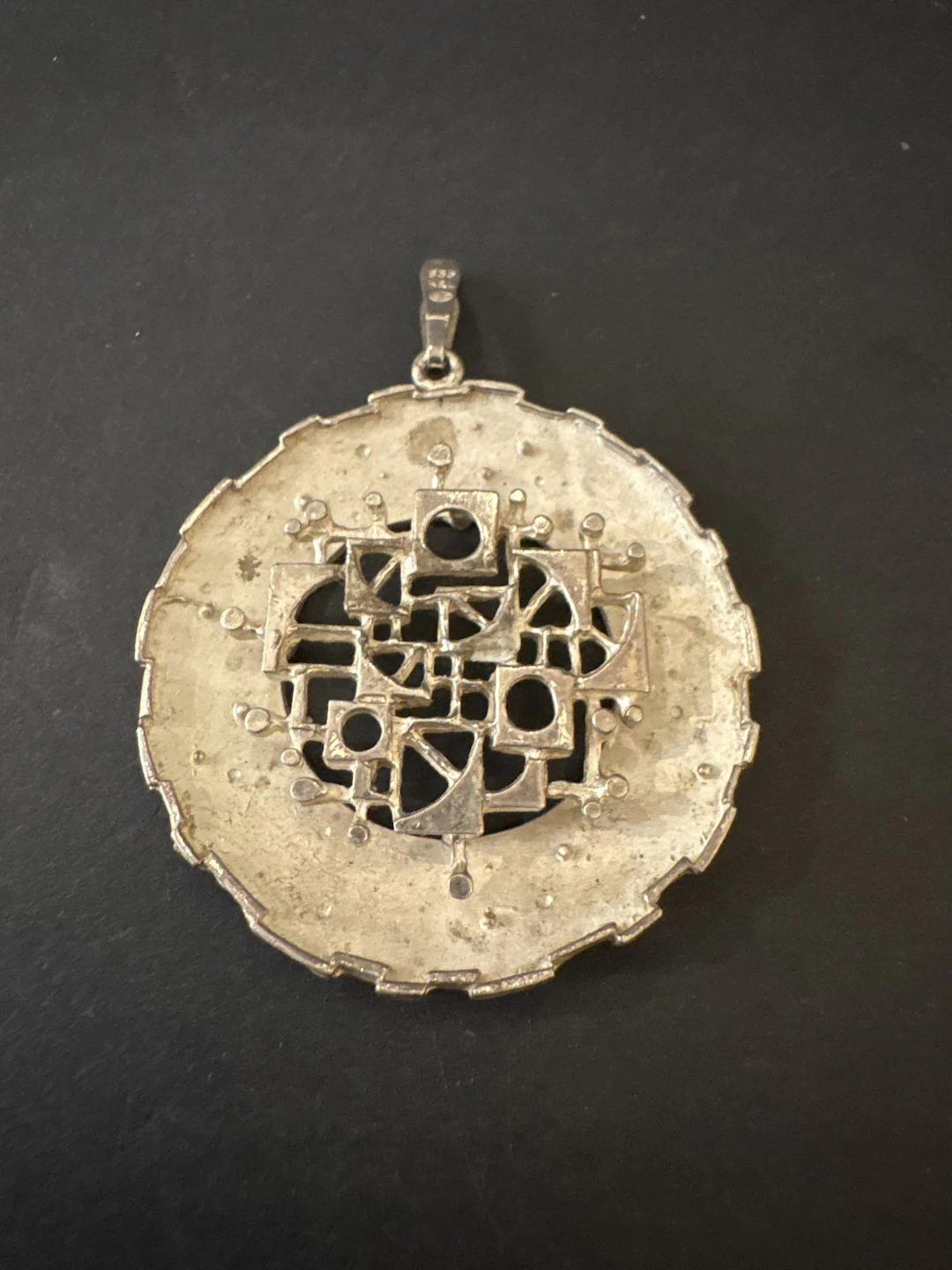 Pendentif circulaire moderniste en argent, 835°/°° centré d’ - Lot 184