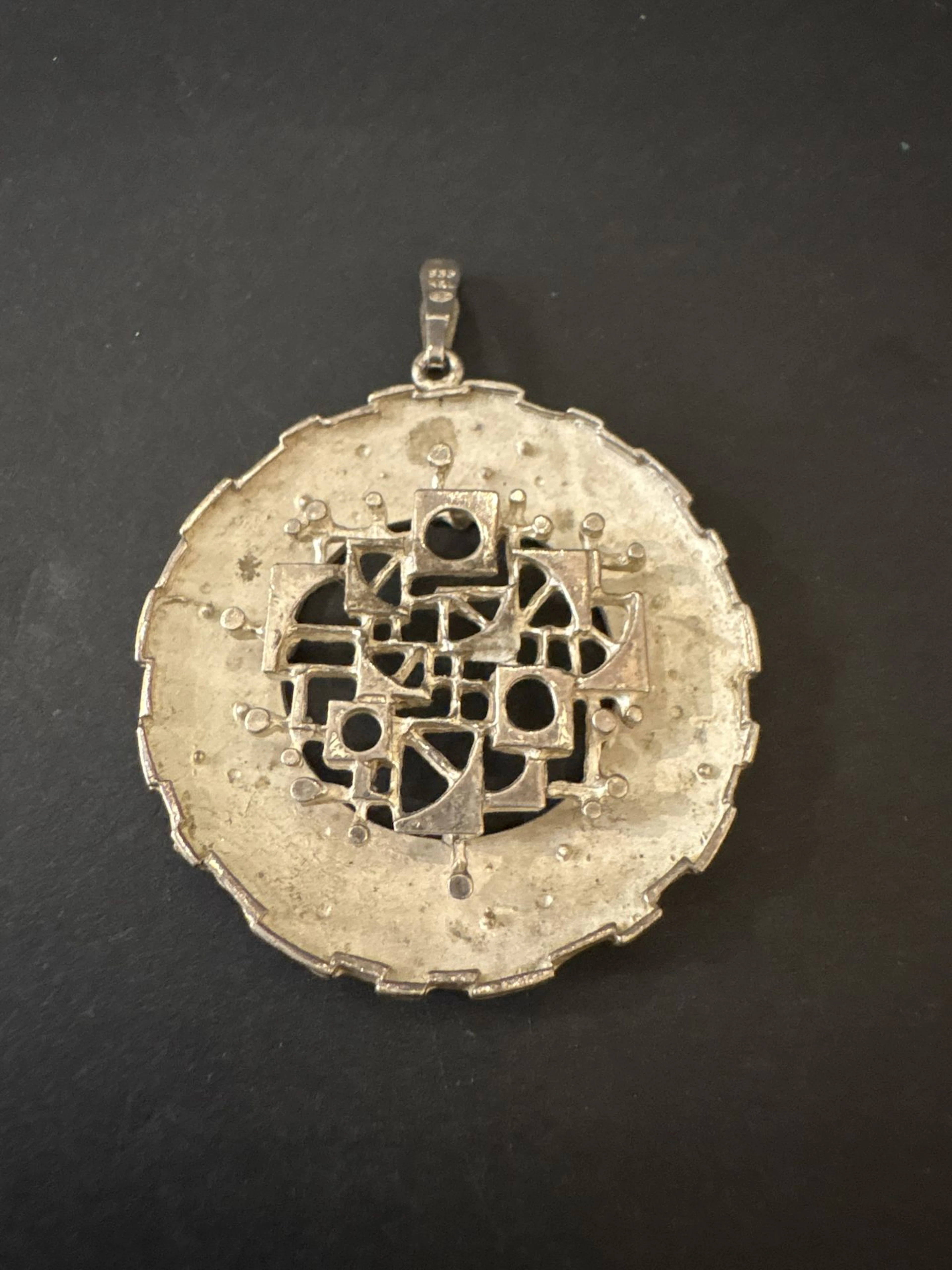 Pendentif circulaire moderniste en argent, 835°/°° centré d’ - Lot 184