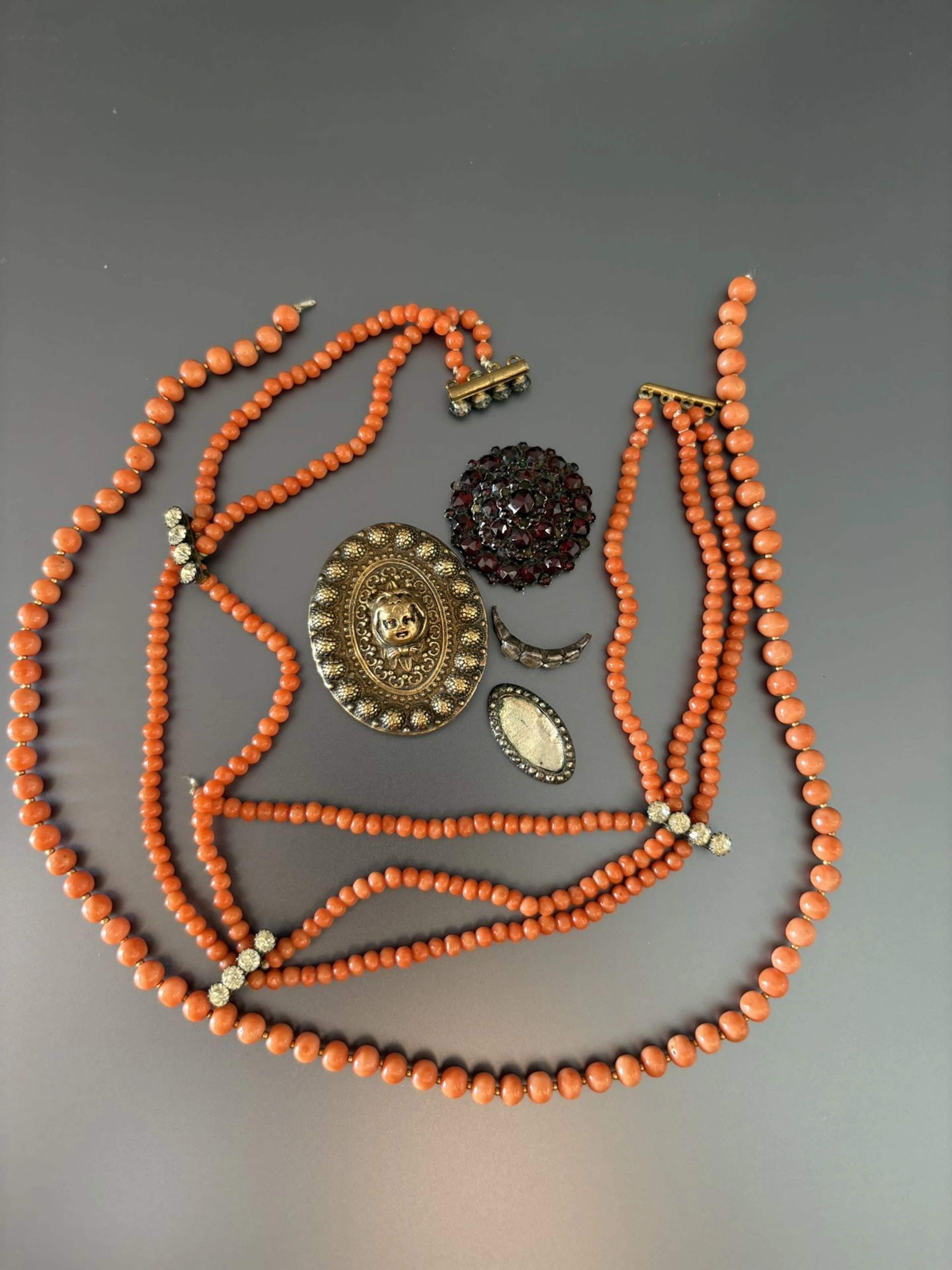 XIXe siècle. Ensemble d’éléments de bijoux anciens chatons d - Lot 136