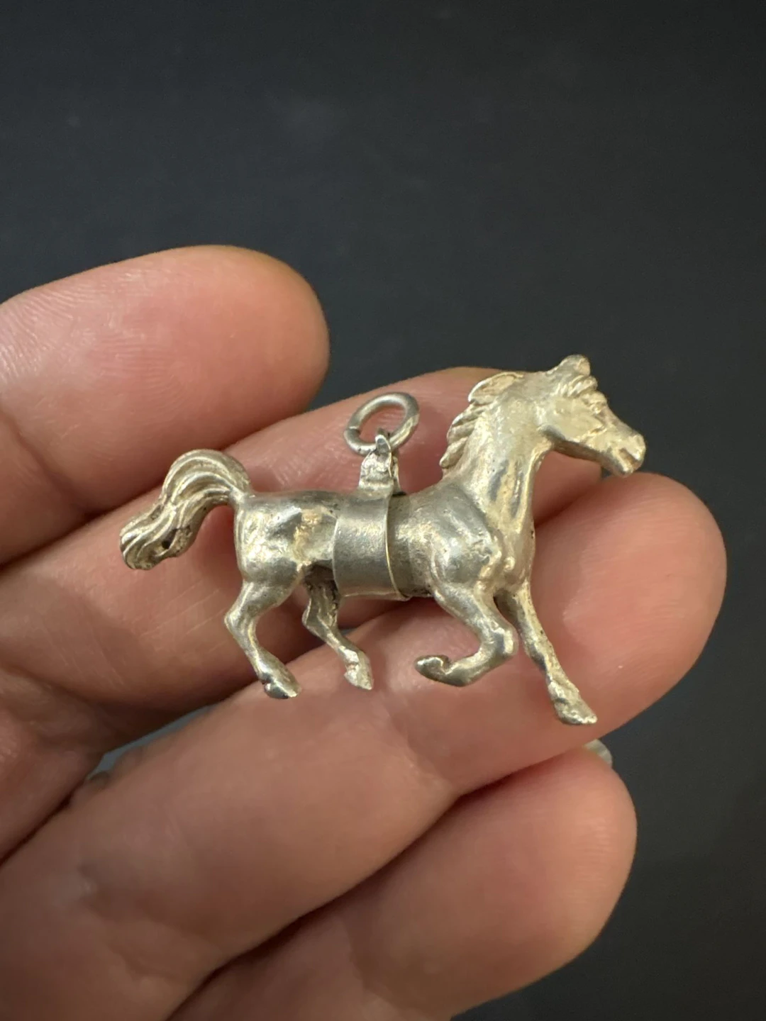 Pendentif cheval en argent min 800°/°°. Dimensions : 3,5 x 2 - Lot 235
