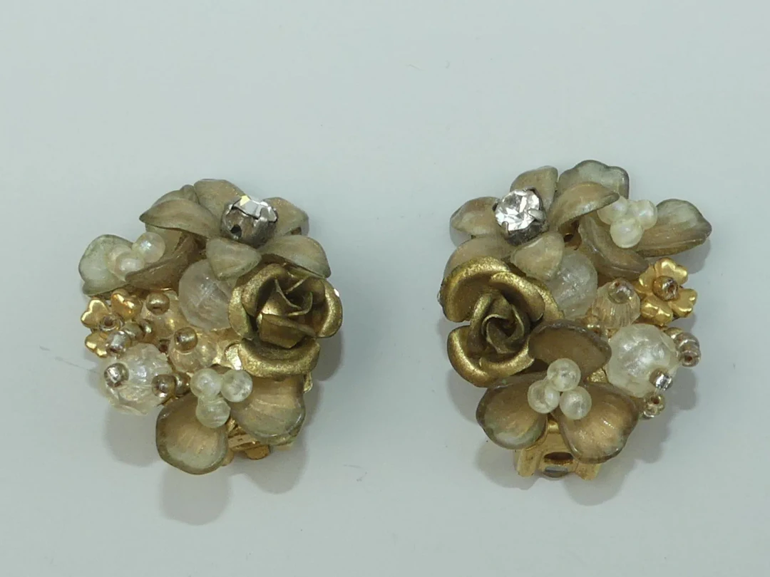 COLLEEN TOLAND. Paire de boucles d'oreilles vintage à motifs - Lot 455