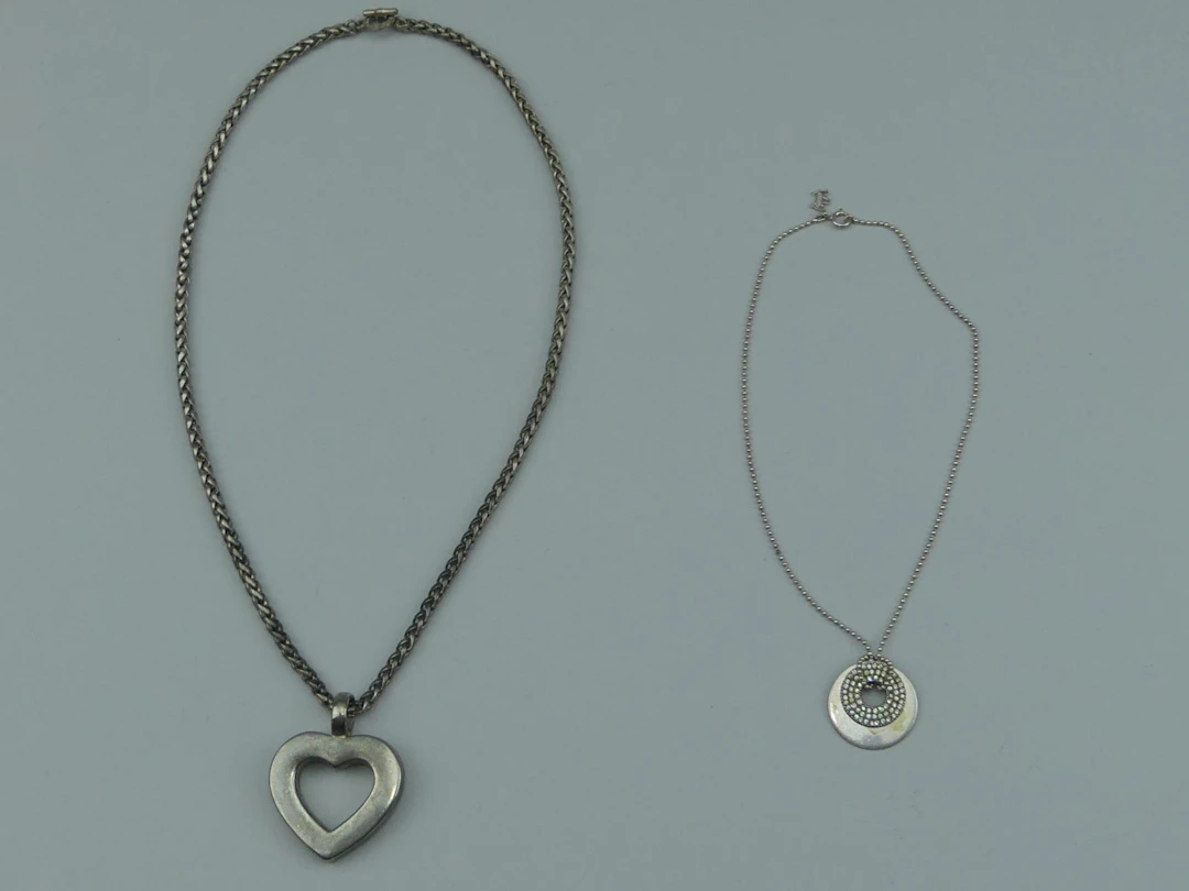 AGATHA. Long sautoir orné d'un coeur et collier retenant 2 d - Lot 449