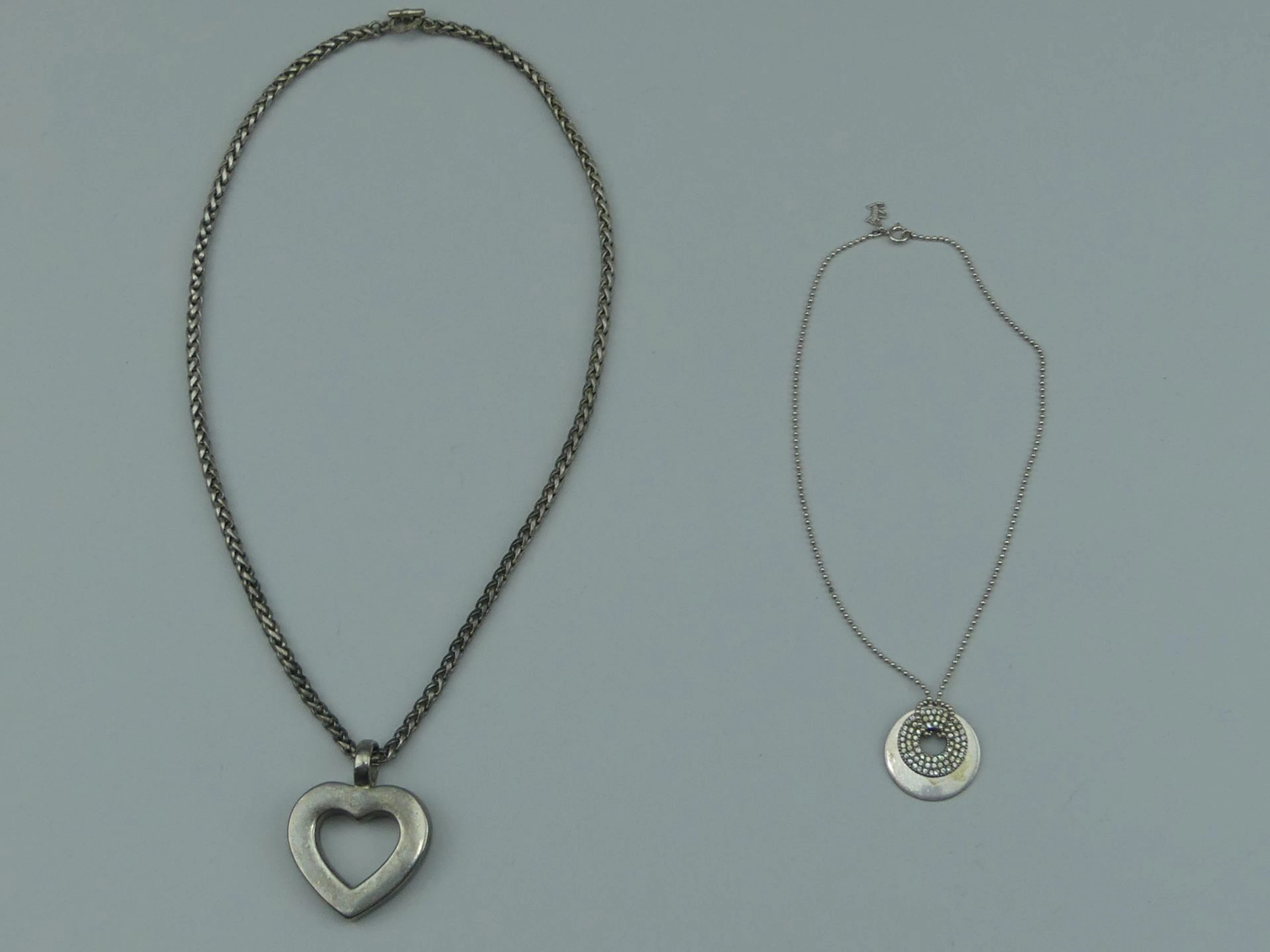 AGATHA. Long sautoir orné d'un coeur et collier retenant 2 d - Lot 449