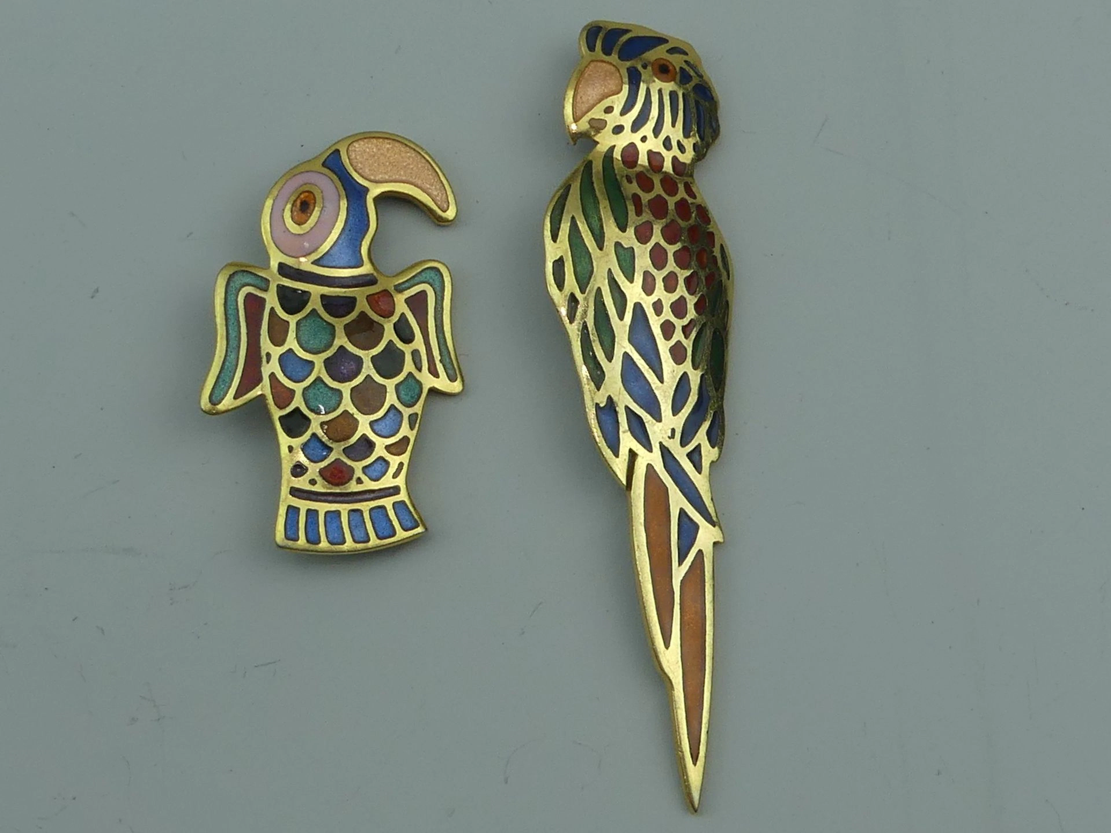 2 broches en forme de perroquet en métal doré et émail. Long - Lot 390